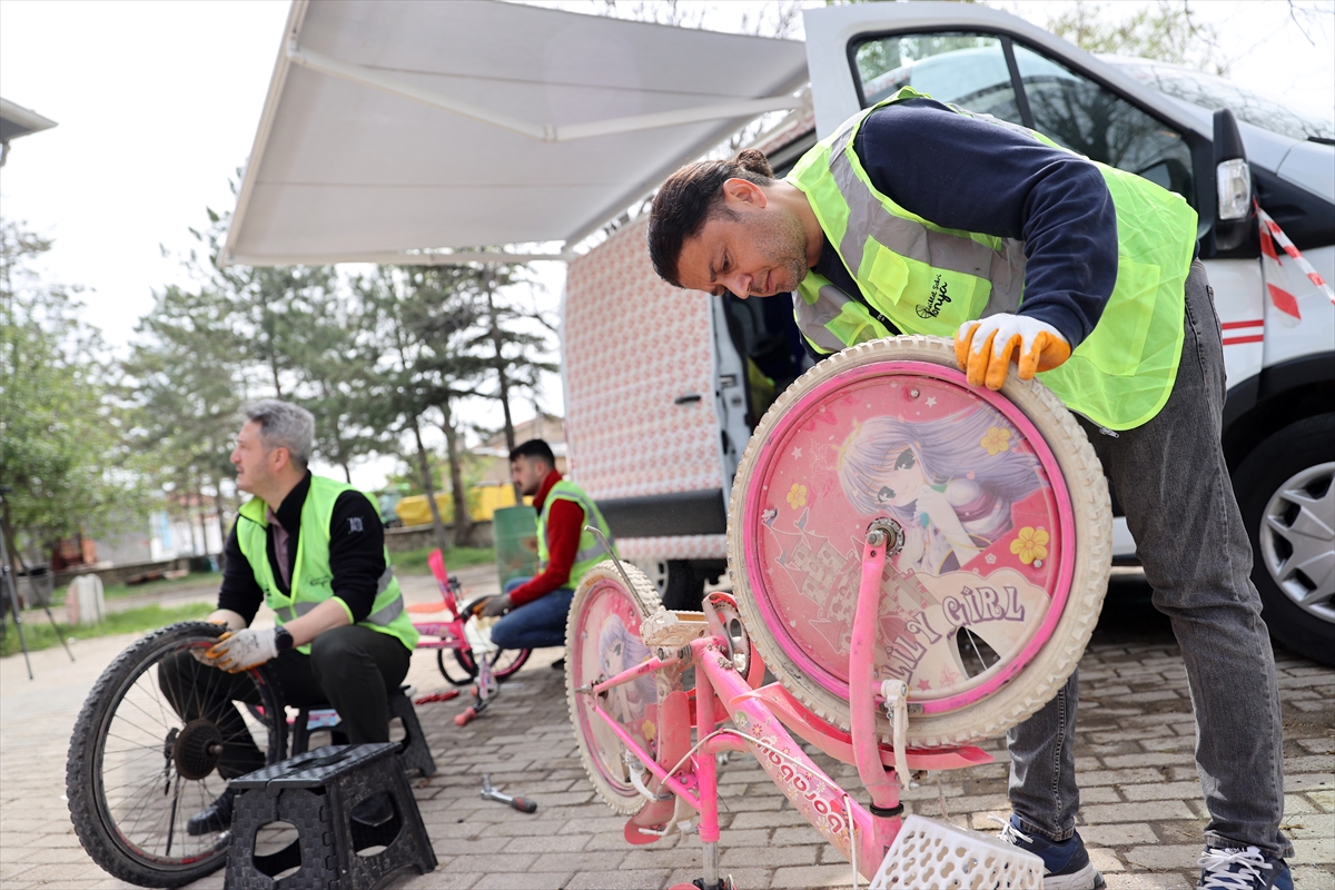 Konya'da, kırsal bölgelerde çocukların bisikletini belediye personeli tamir ediyor - Görsel 2