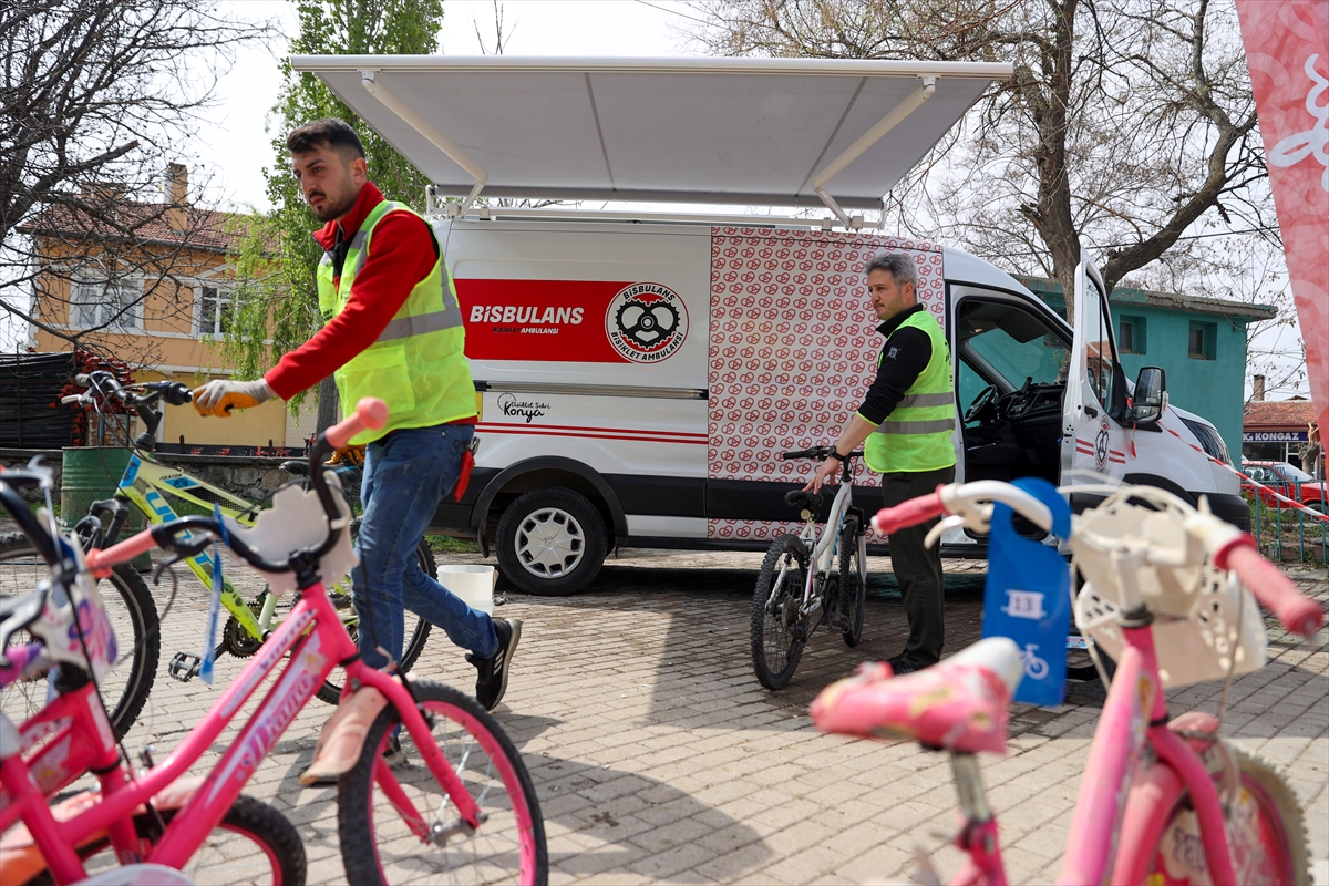 Konya'da, kırsal bölgelerde çocukların bisikletini belediye personeli tamir ediyor - Görsel 4