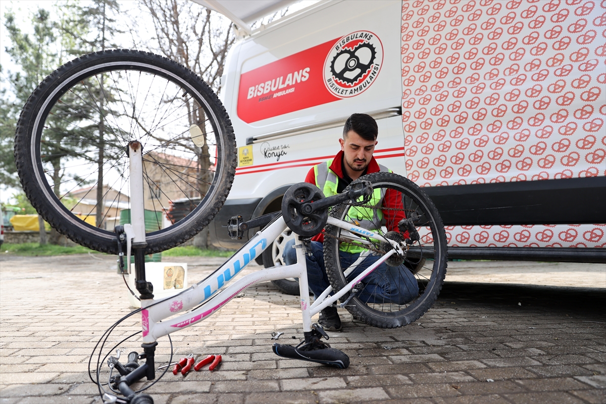 Konya'da, kırsal bölgelerde çocukların bisikletini belediye personeli tamir ediyor - Görsel 5
