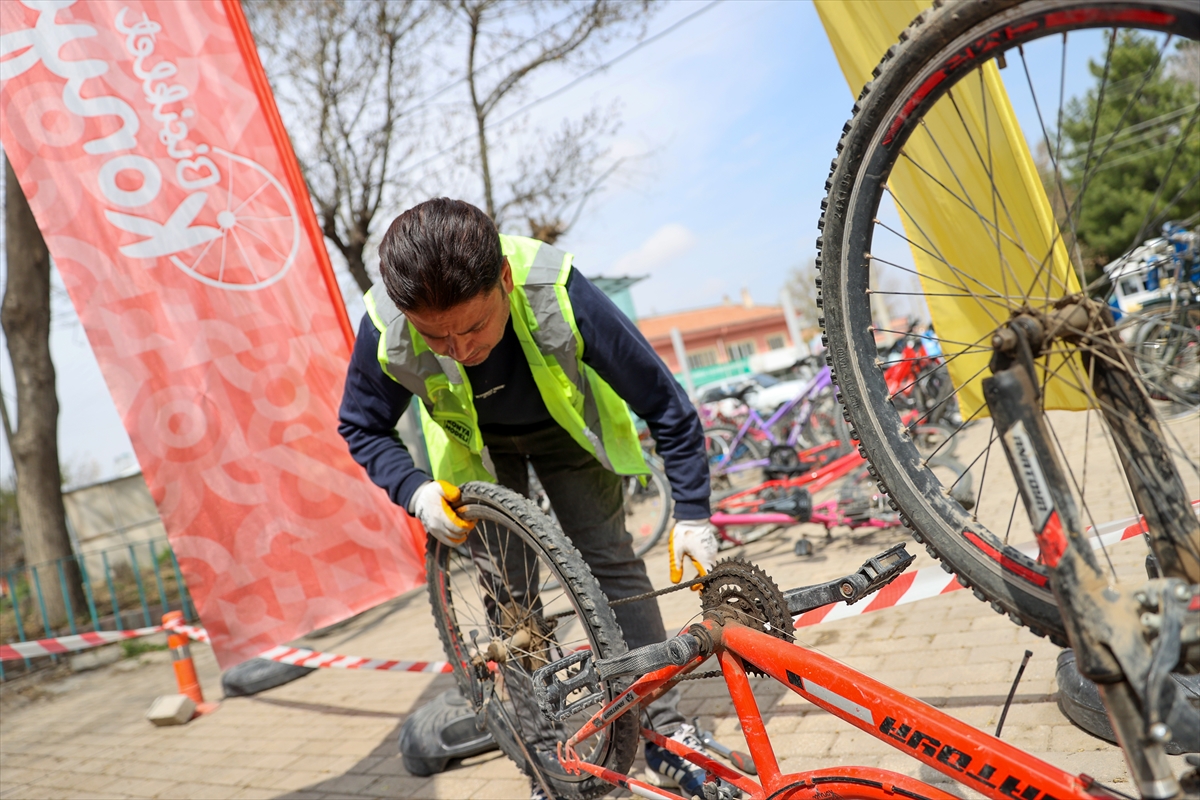 Konya'da, kırsal bölgelerde çocukların bisikletini belediye personeli tamir ediyor - Görsel 6