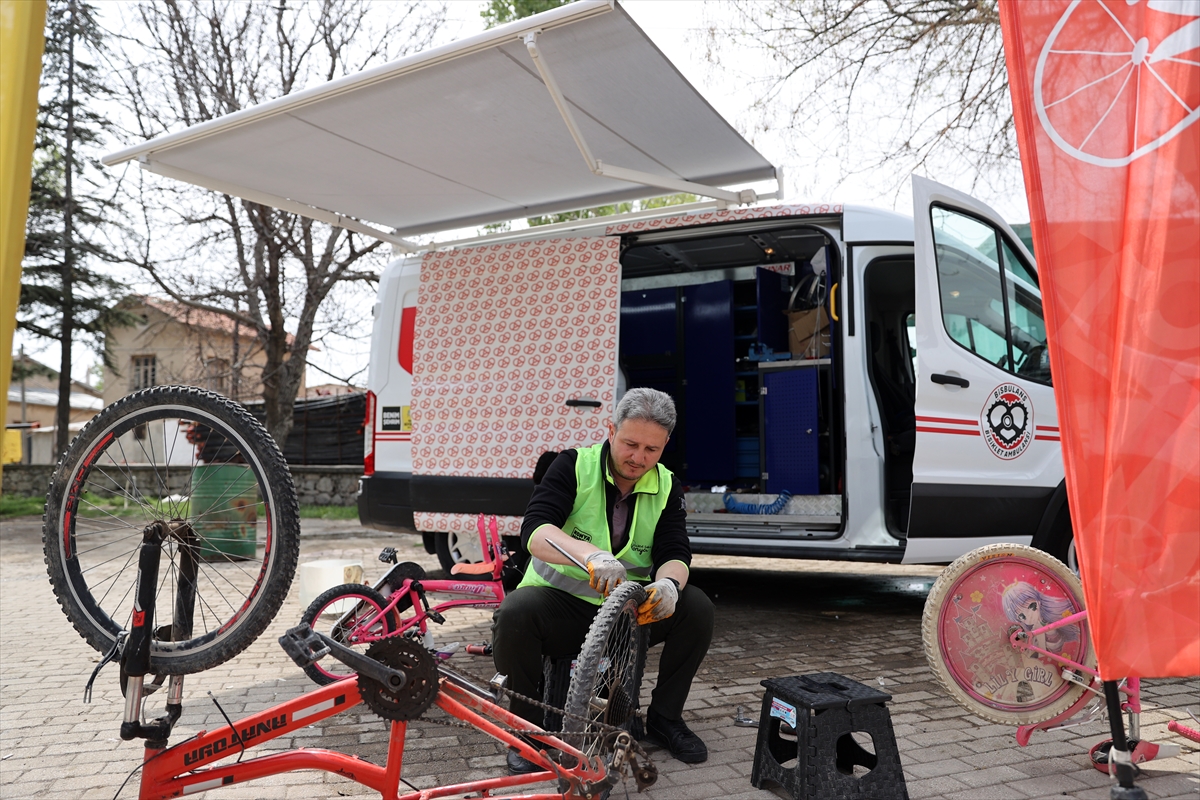 Konya'da, kırsal bölgelerde çocukların bisikletini belediye personeli tamir ediyor - Görsel 7