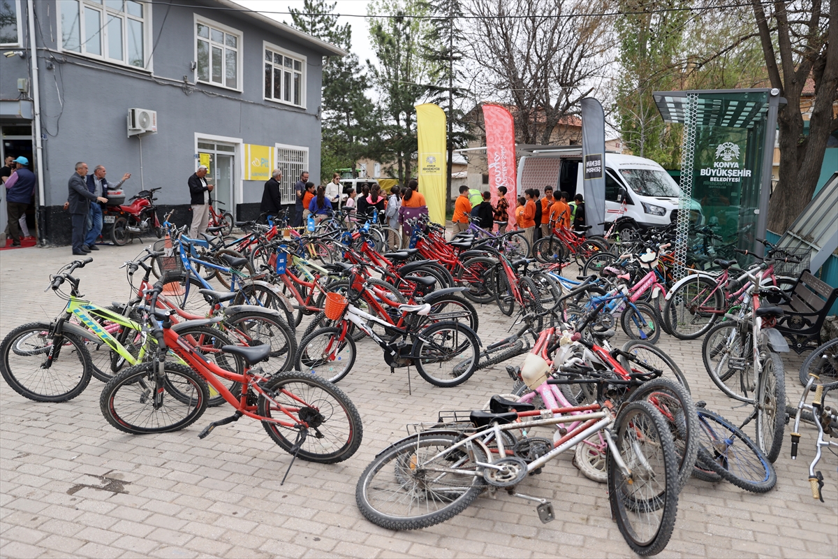 Konya'da, kırsal bölgelerde çocukların bisikletini belediye personeli tamir ediyor - Görsel 8