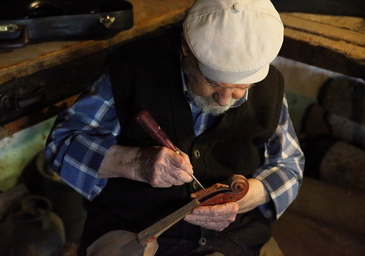Yusuf dedenin kömürlükte ürettiği kemanların melodileri dünyada duyuluyor - Görsel 1