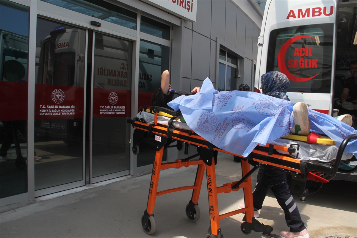 Beyşehir'de devrilen otomobildeki 4 kişi yaralandı - Görsel 1