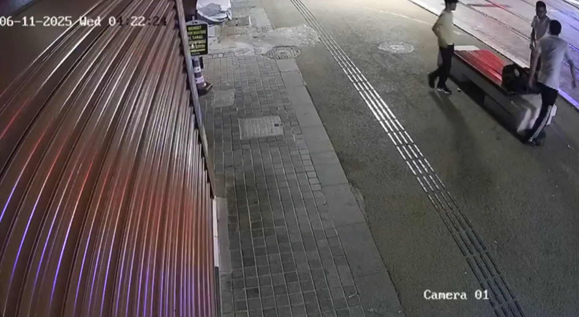 Antalya'da Bankta oturan kişiyi dövüp, parasını gasbetti - Görsel 1