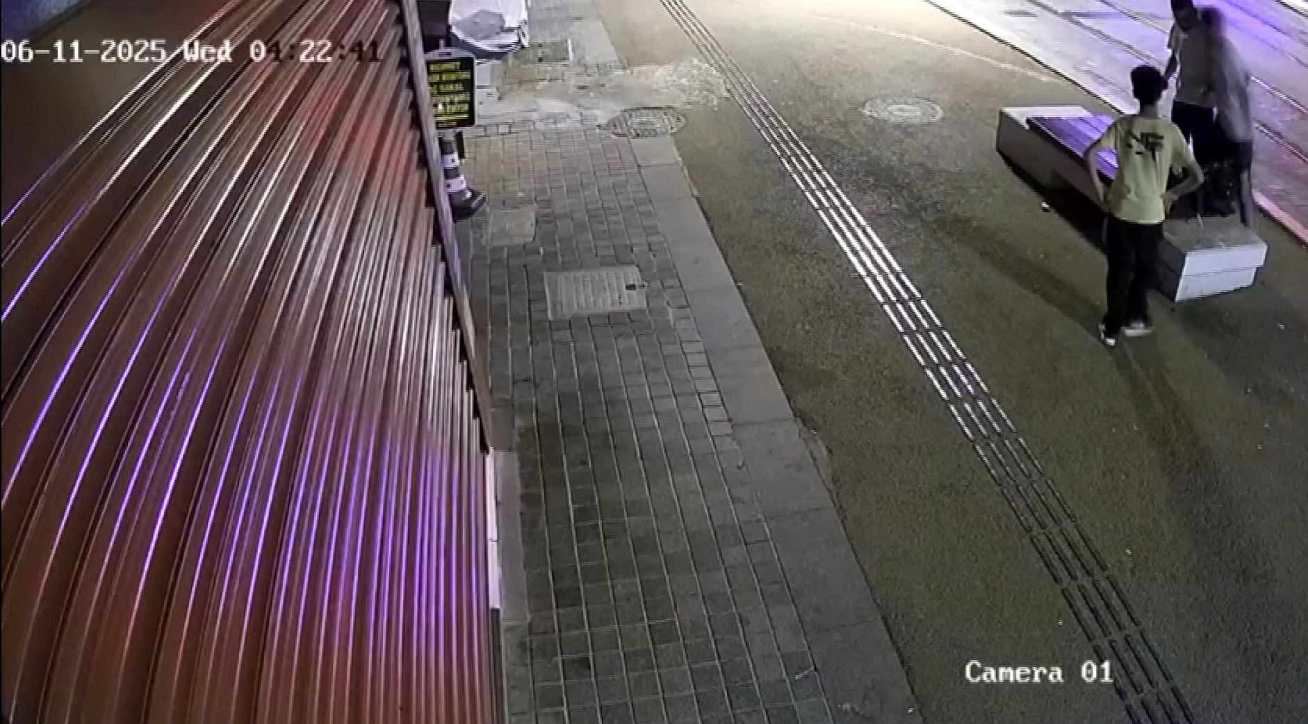 Antalya'da Bankta oturan kişiyi dövüp, parasını gasbetti - Görsel 3