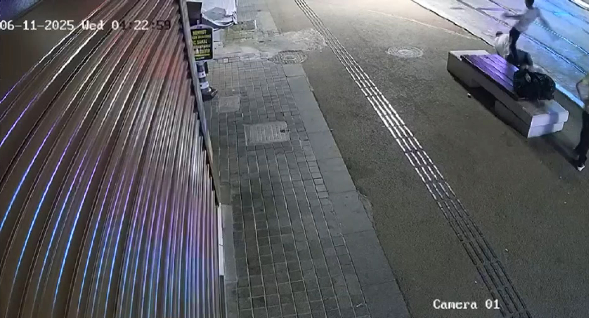 Antalya'da Bankta oturan kişiyi dövüp, parasını gasbetti - Görsel 5