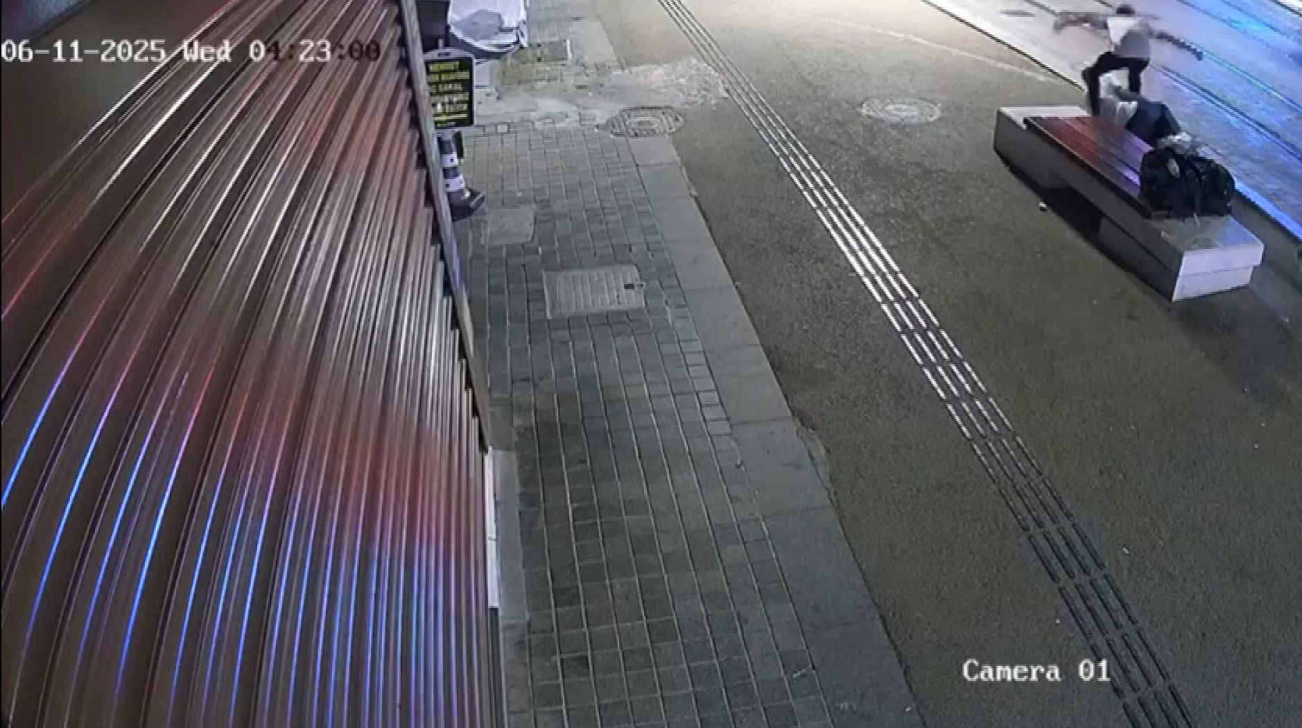 Antalya'da Bankta oturan kişiyi dövüp, parasını gasbetti - Görsel 6