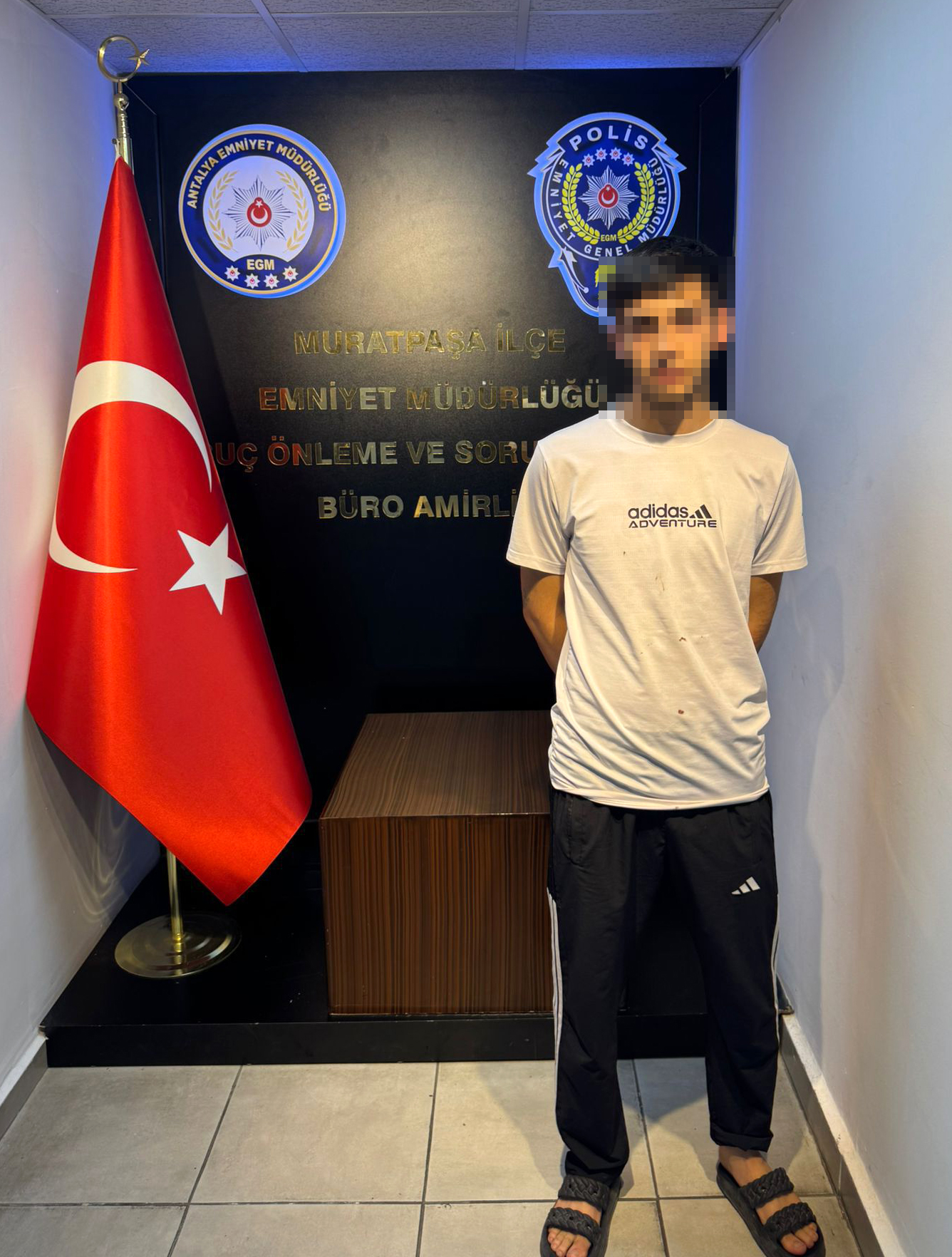 Antalya'da Bankta oturan kişiyi dövüp, parasını gasbetti - Görsel 7