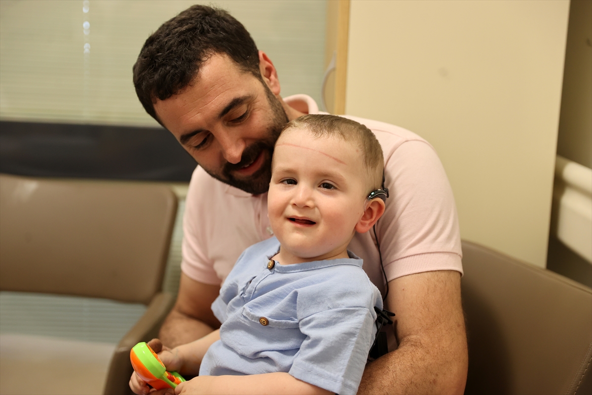 KONYA - Doğuştan işitme engelli 2,5 yaşındaki çocuk ilk kez duymaya başlayınca ağladı - Görsel 1