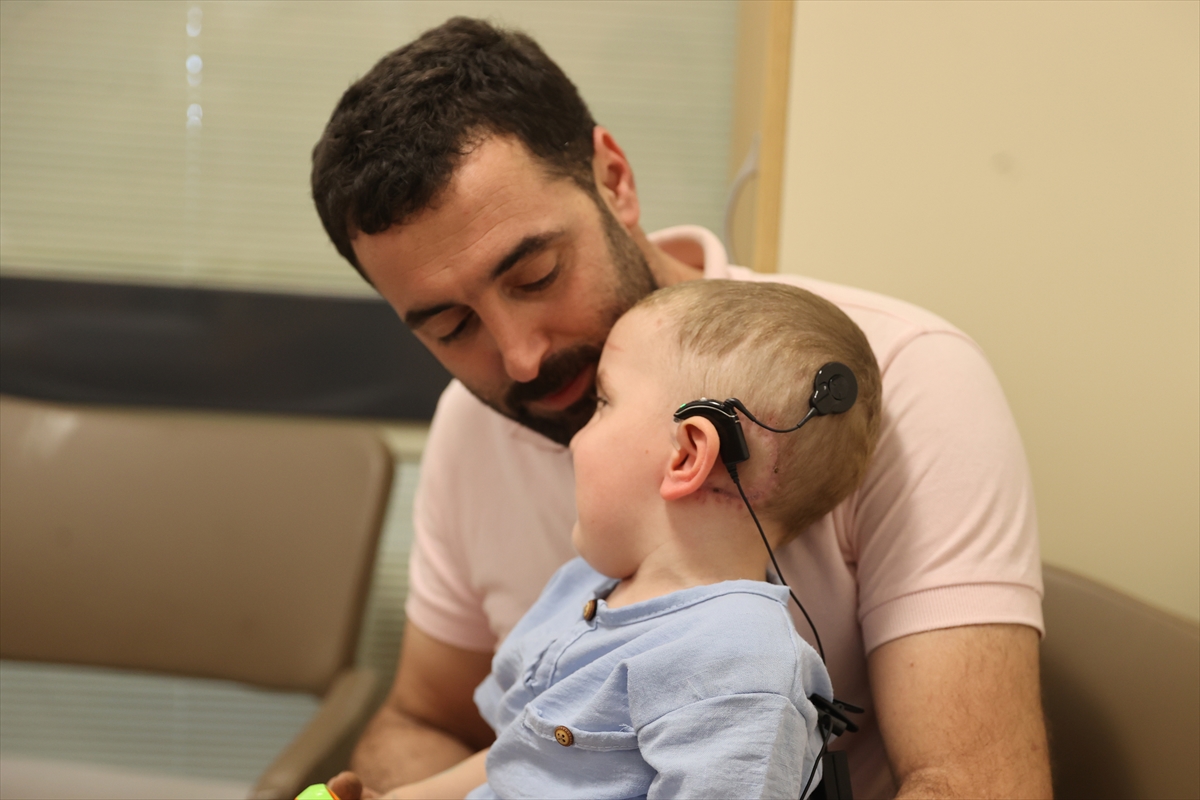 KONYA - Doğuştan işitme engelli 2,5 yaşındaki çocuk ilk kez duymaya başlayınca ağladı - Görsel 2