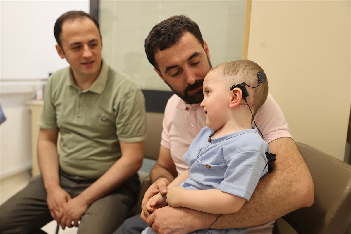 KONYA - Doğuştan işitme engelli 2,5 yaşındaki çocuk ilk kez duymaya başlayınca ağladı - Görsel 3