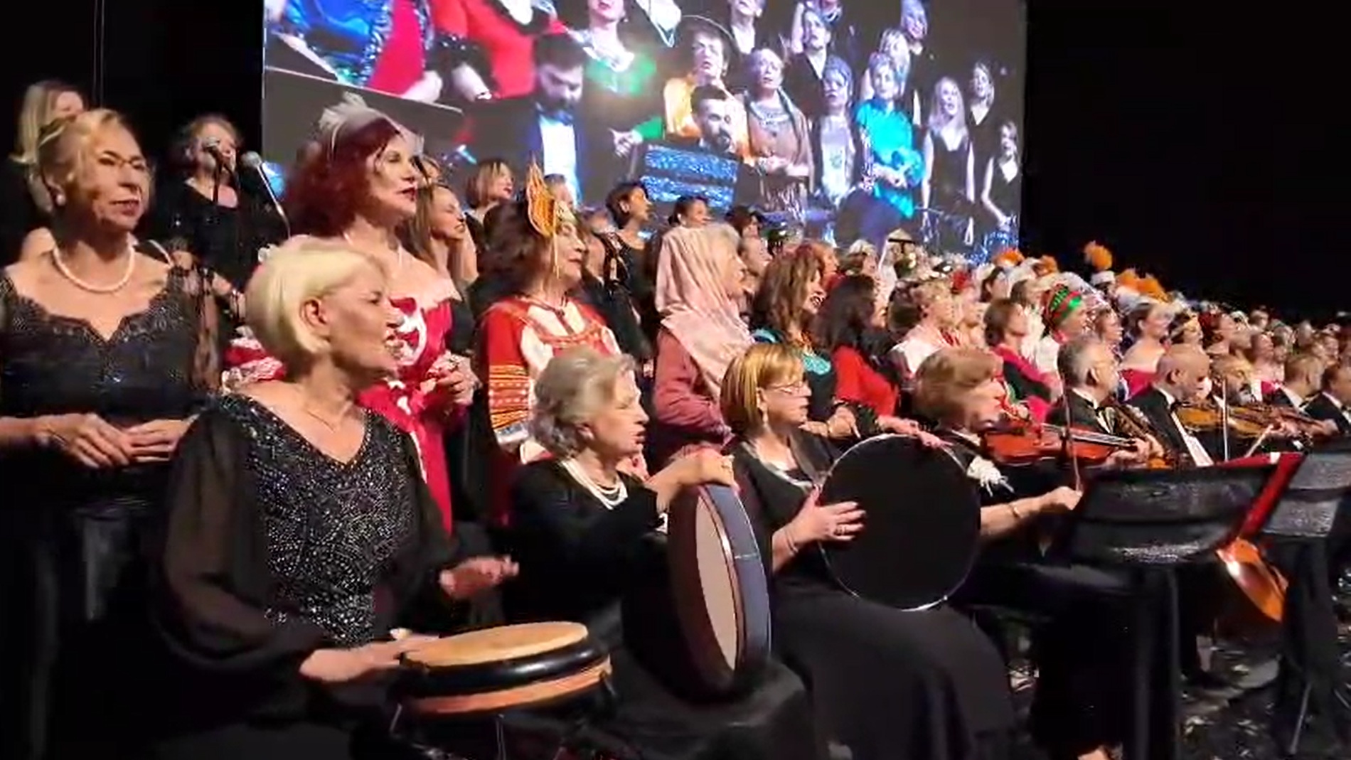 Hiç müzik eğitimi almayan 175 kadın, çıktıkları sanat yolculuğunda 11 ülkede konser verdi - Görsel 2