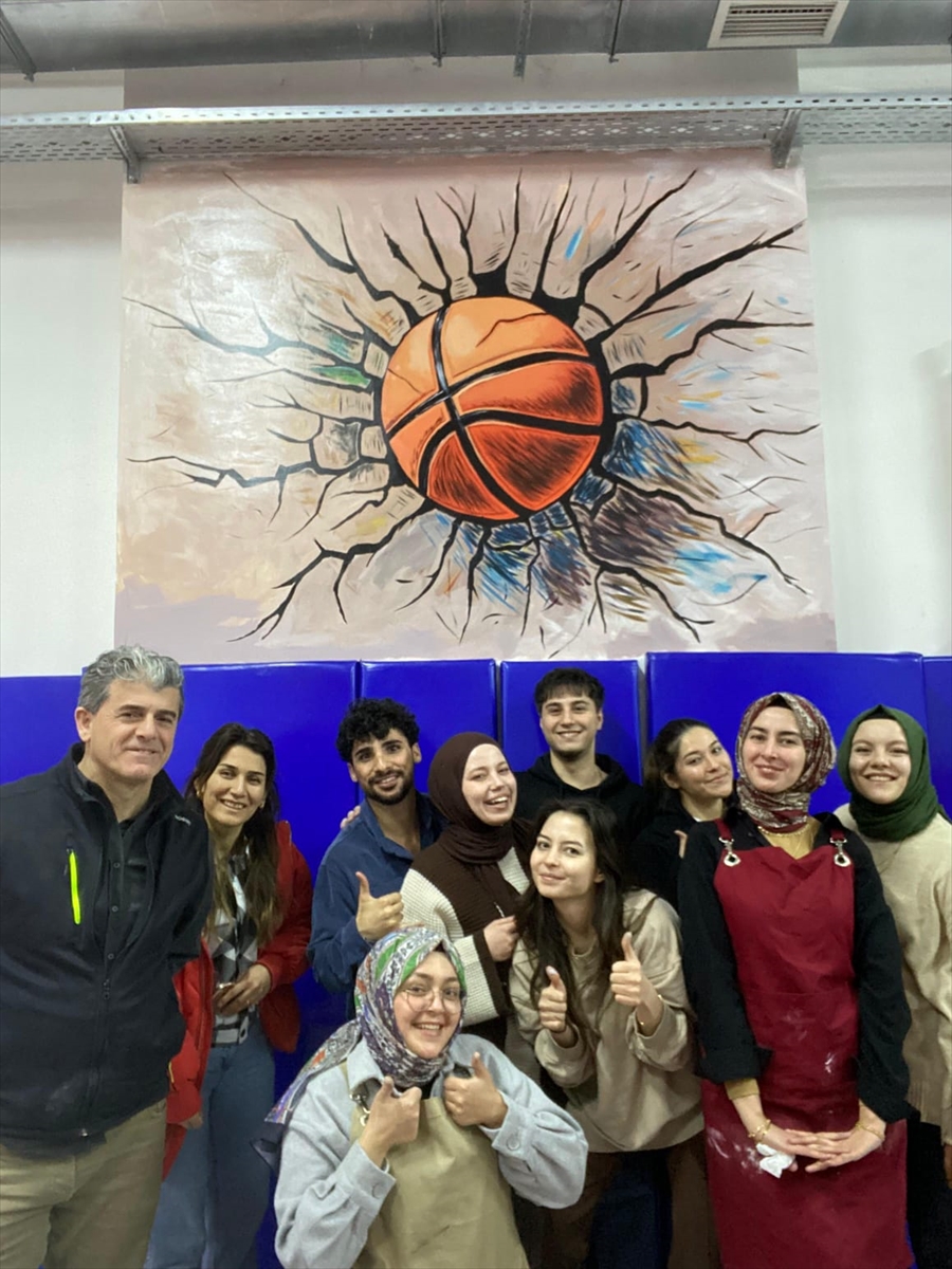 Konya'da üniversite öğrencileri okul duvarlarını renklendiriyor - Görsel 2