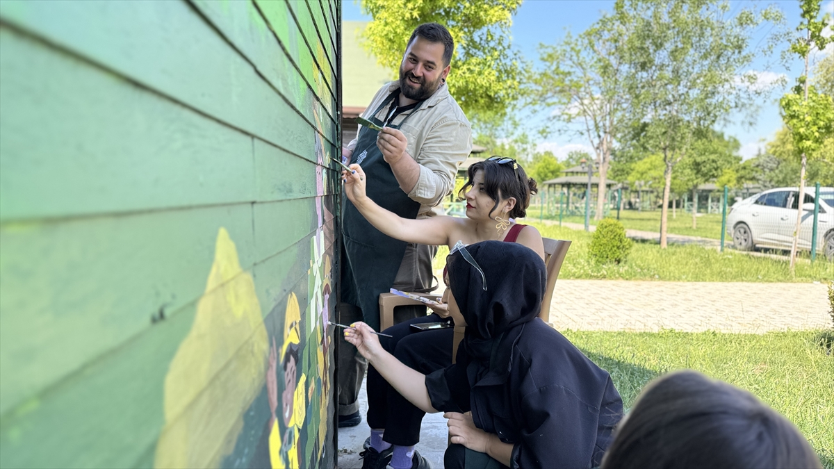 Konya'da üniversite öğrencileri okul duvarlarını renklendiriyor - Görsel 5