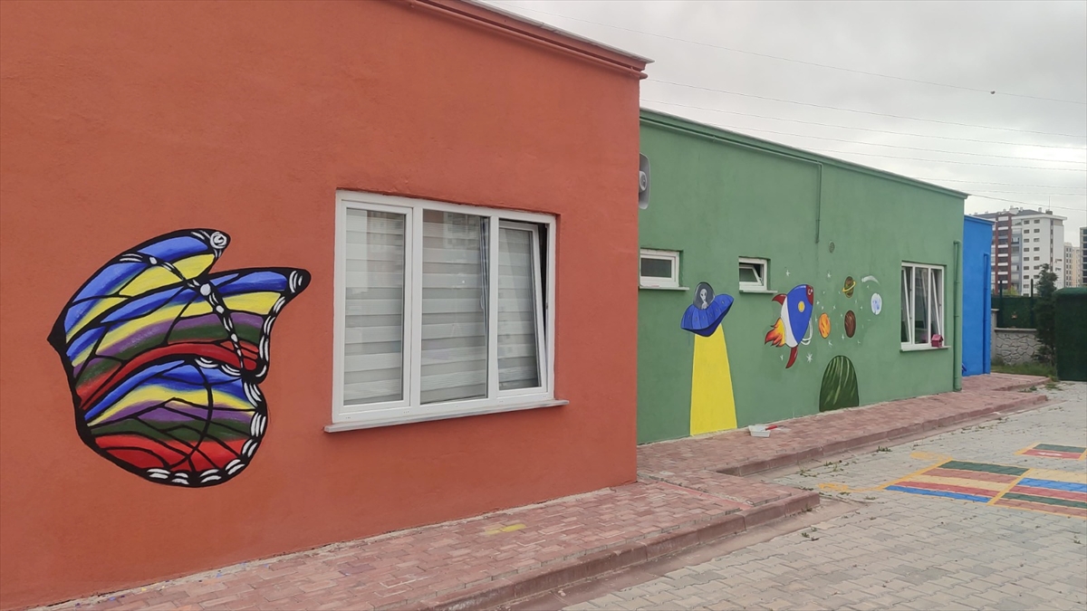 Konya'da üniversite öğrencileri okul duvarlarını renklendiriyor - Görsel 7