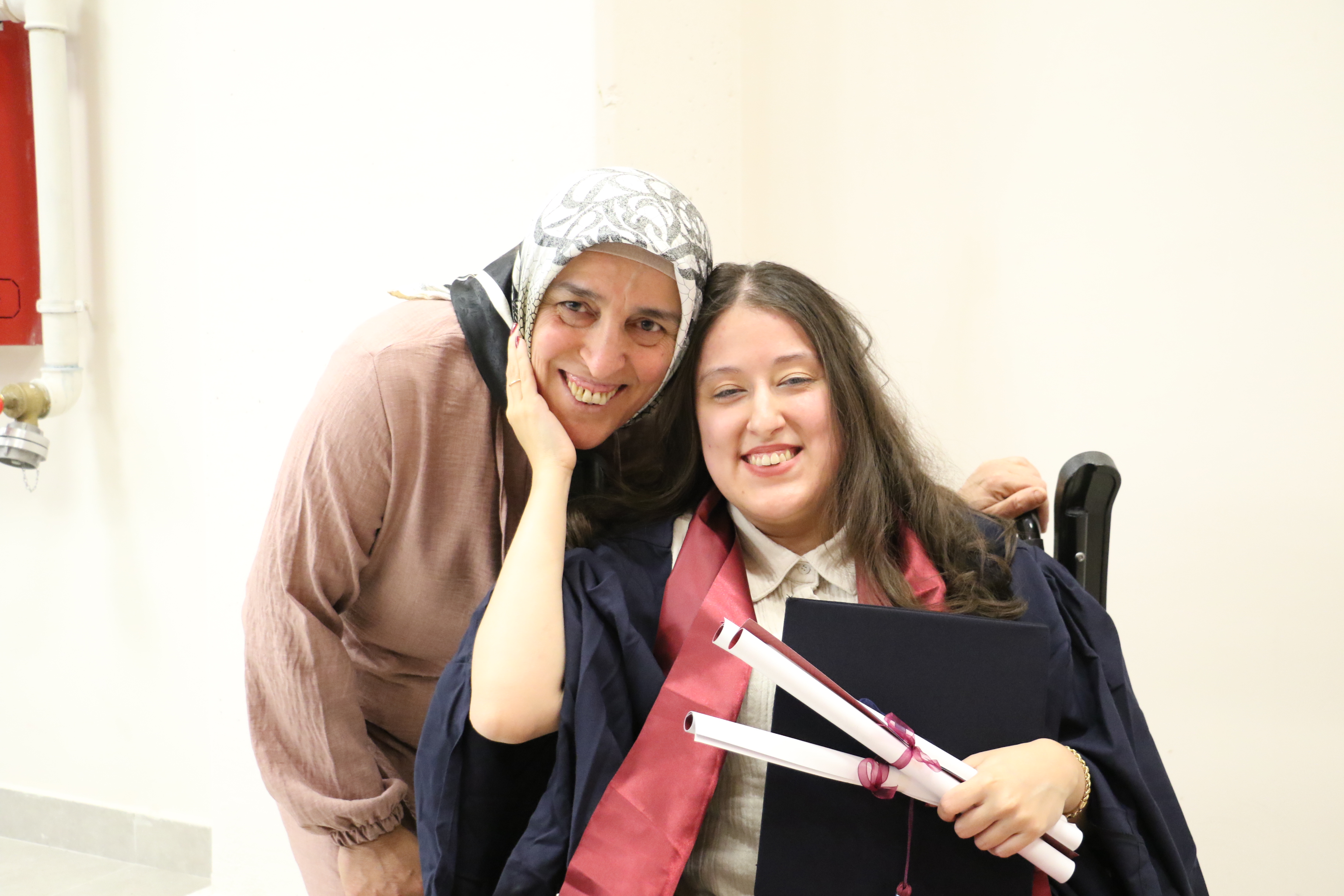 Zonguldak'ta İlkokul ve ortaokula annesinin sırtında giden engelli Tuana üniversiteden mezun oldu - Görsel 1