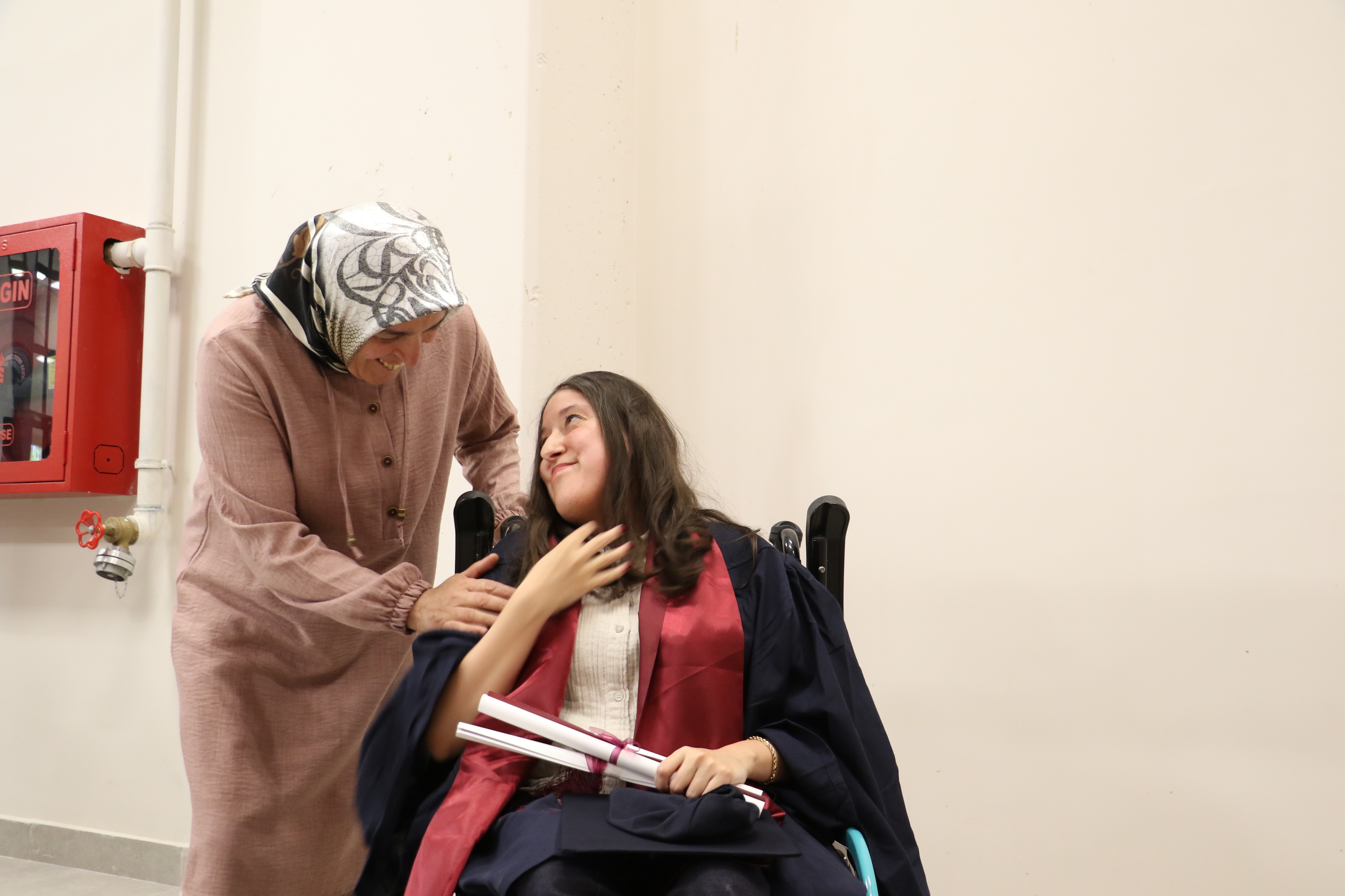 Zonguldak'ta İlkokul ve ortaokula annesinin sırtında giden engelli Tuana üniversiteden mezun oldu - Görsel 2