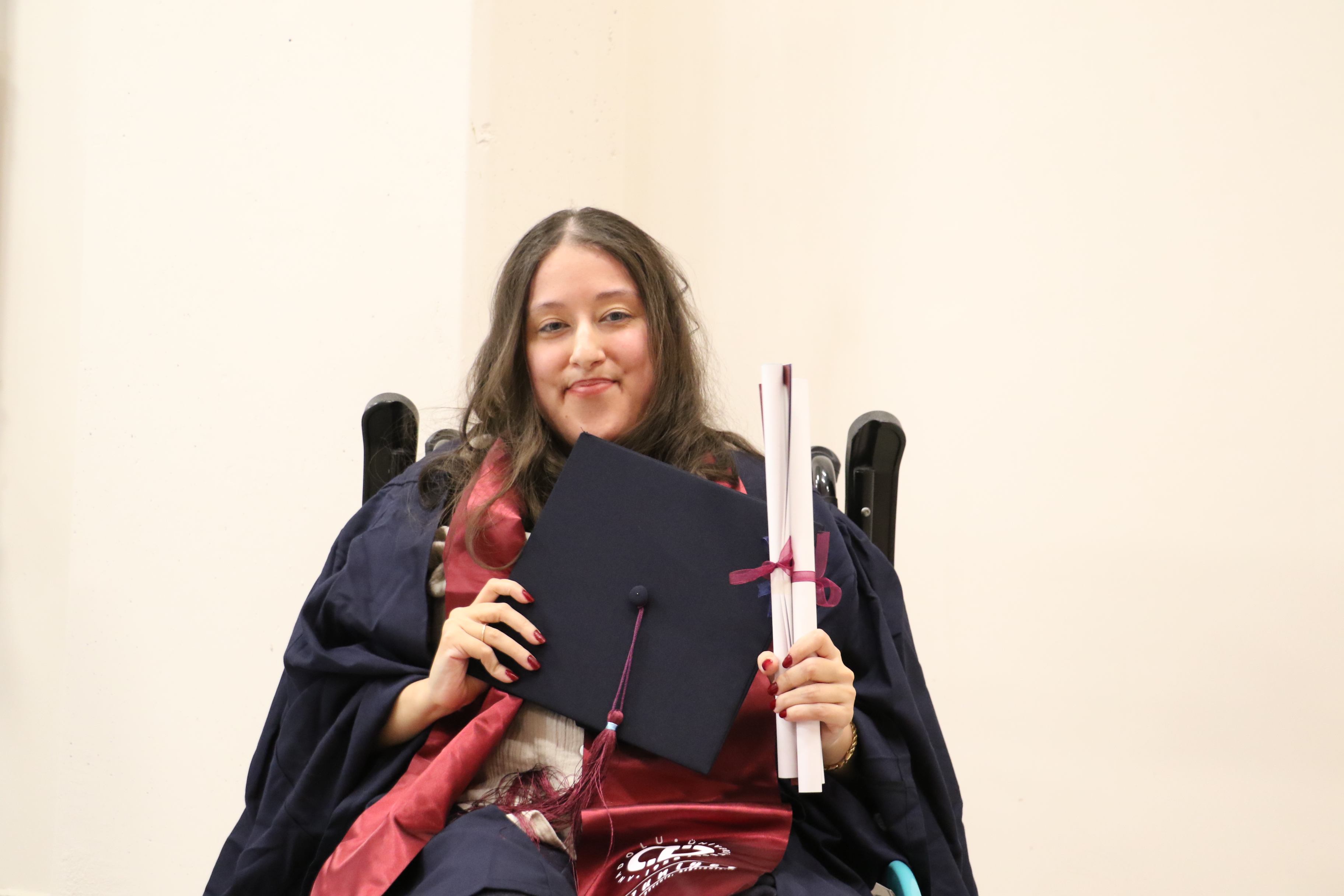 Zonguldak'ta İlkokul ve ortaokula annesinin sırtında giden engelli Tuana üniversiteden mezun oldu - Görsel 3