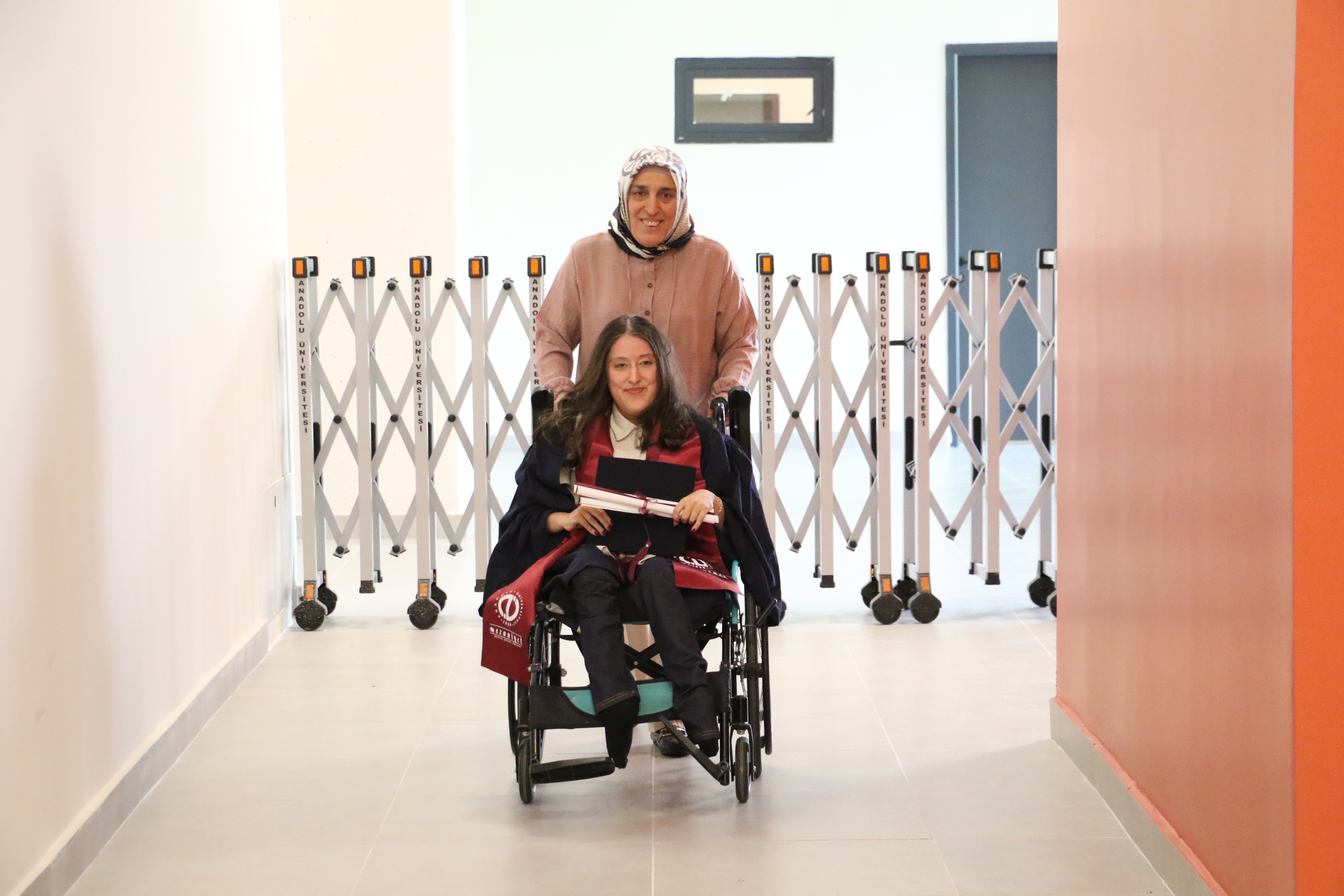 Zonguldak'ta İlkokul ve ortaokula annesinin sırtında giden engelli Tuana üniversiteden mezun oldu - Görsel 4