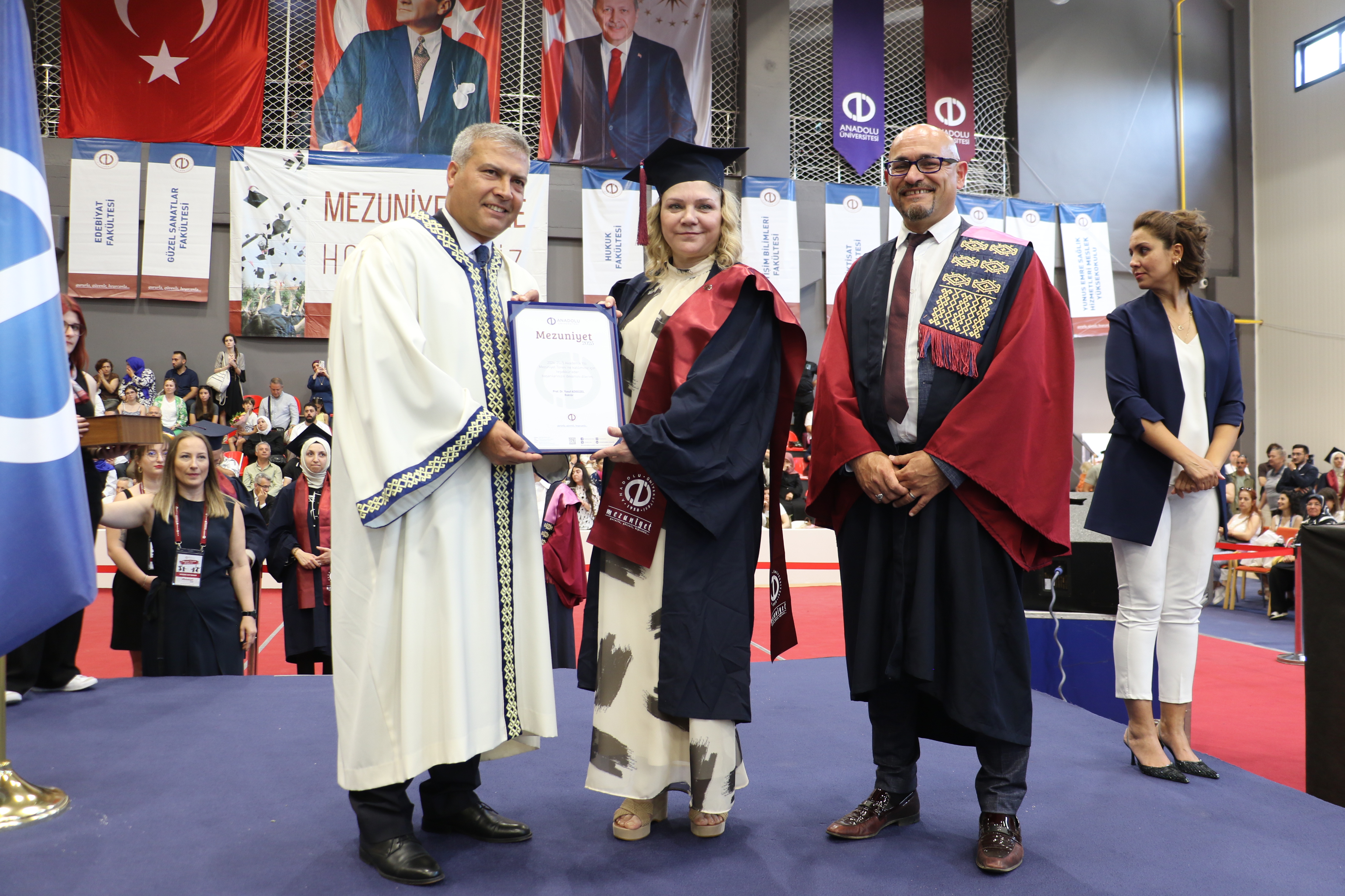 Zonguldak'ta İlkokul ve ortaokula annesinin sırtında giden engelli Tuana üniversiteden mezun oldu - Görsel 6