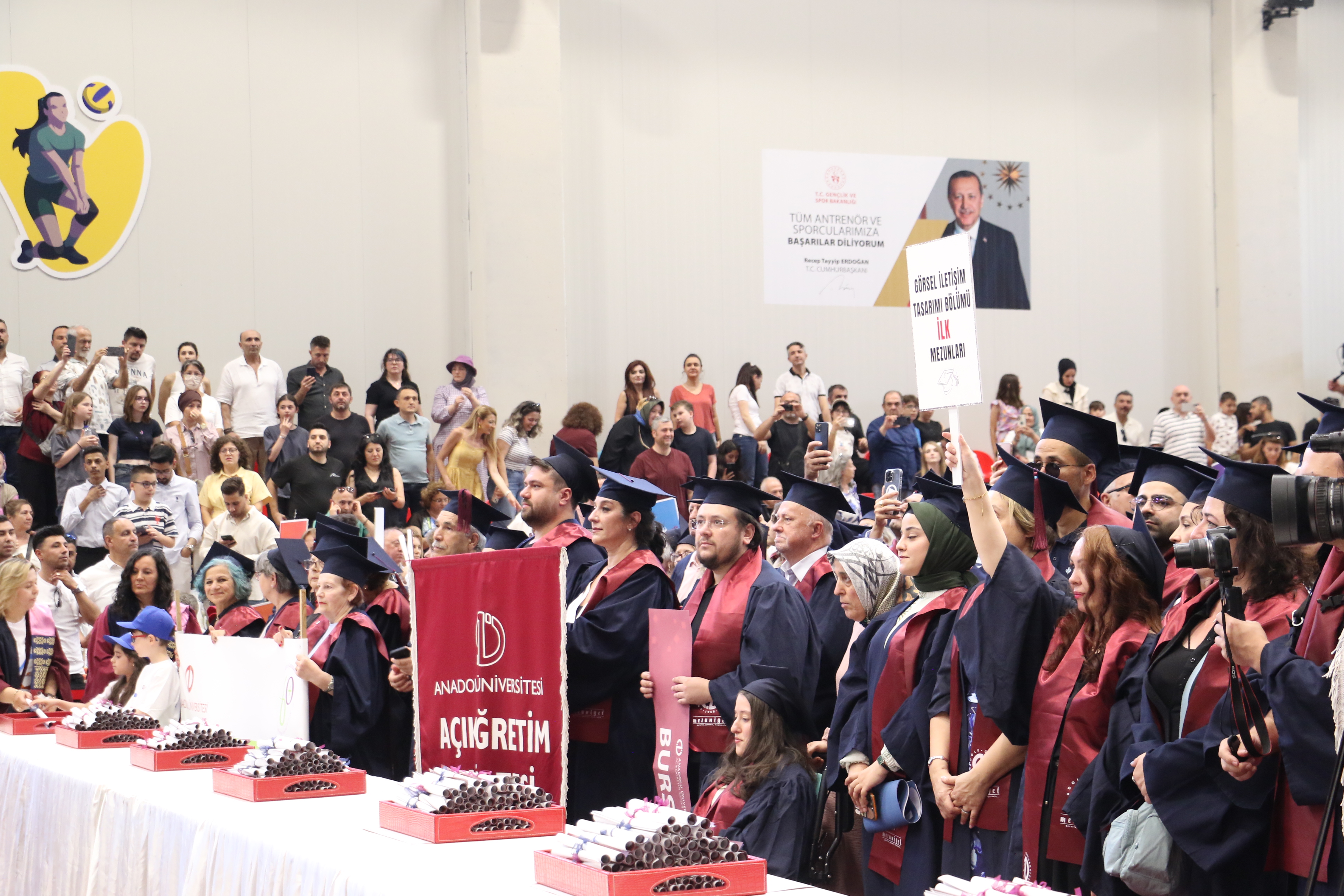 Zonguldak'ta İlkokul ve ortaokula annesinin sırtında giden engelli Tuana üniversiteden mezun oldu - Görsel 7