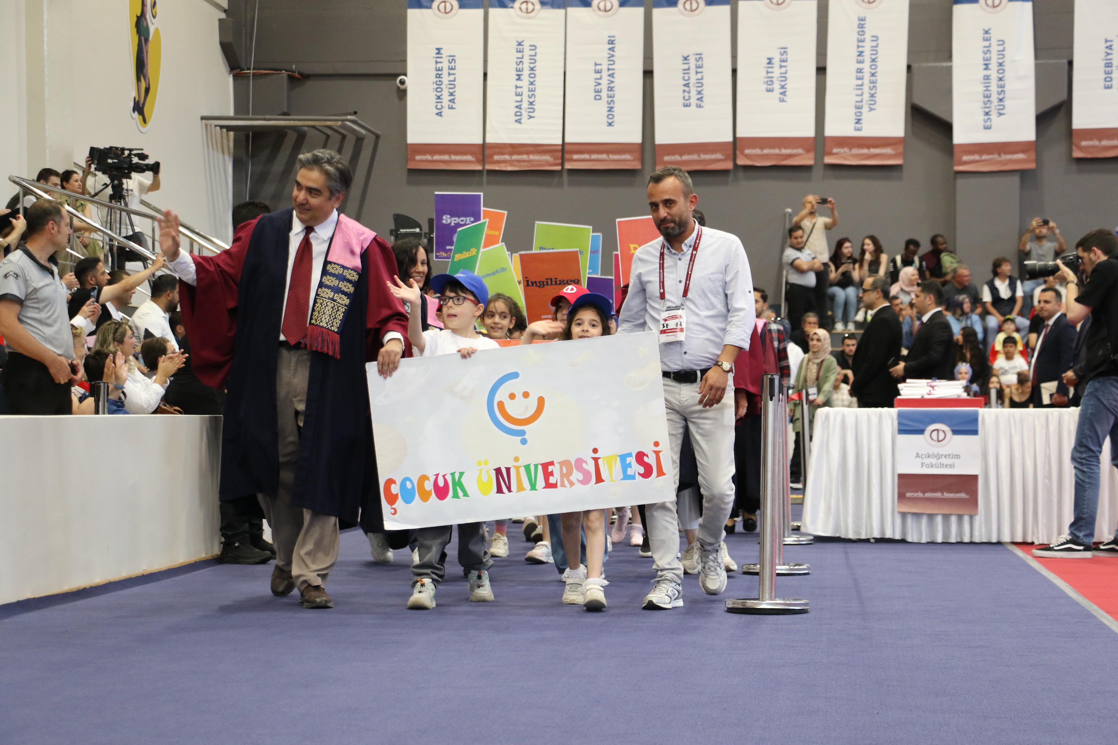 Zonguldak'ta İlkokul ve ortaokula annesinin sırtında giden engelli Tuana üniversiteden mezun oldu - Görsel 9