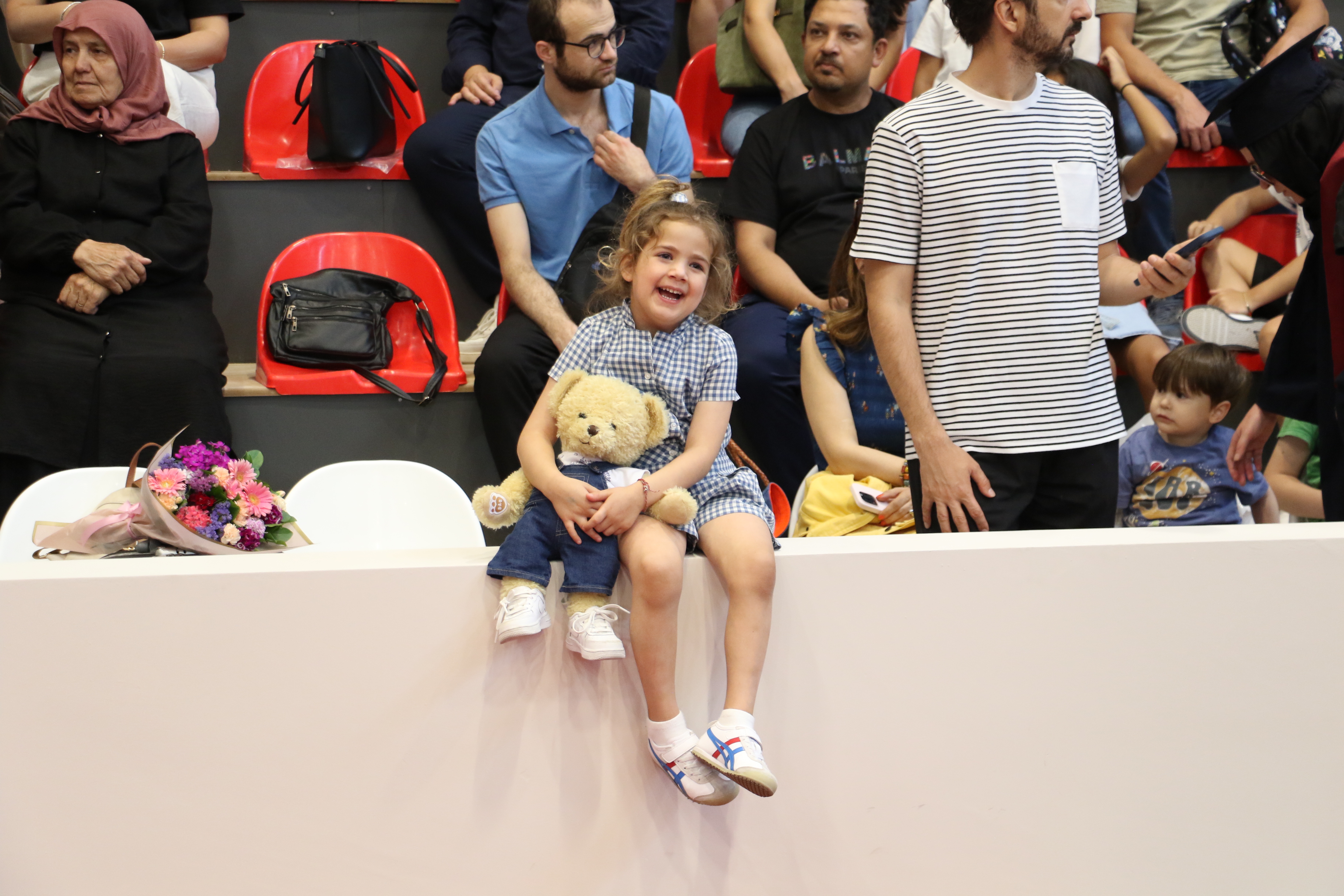 Zonguldak'ta İlkokul ve ortaokula annesinin sırtında giden engelli Tuana üniversiteden mezun oldu - Görsel 10