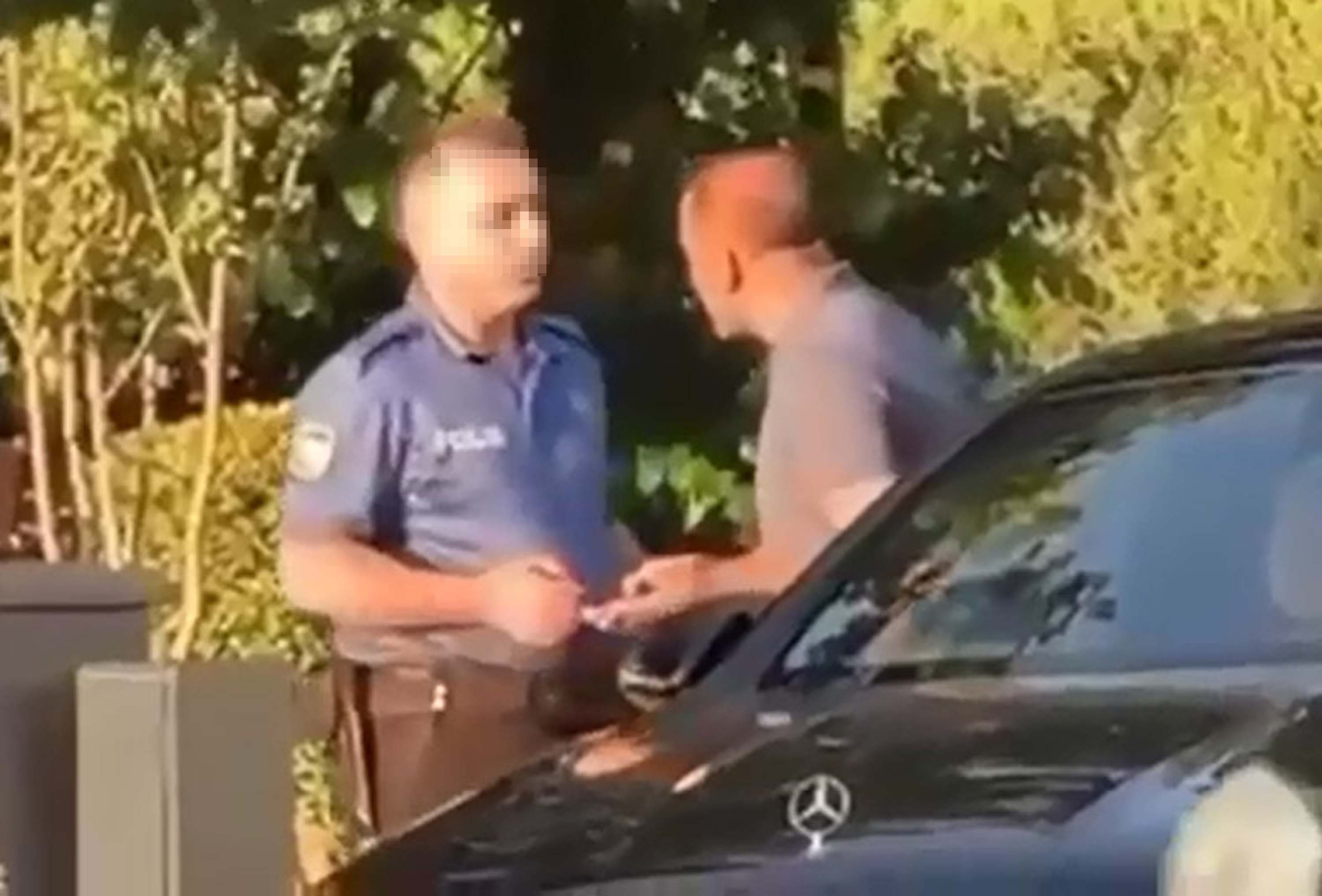 Denizli'de Biri polis memuru, 2 sürücünün yumruklu kavgası kamerada - Görsel 1