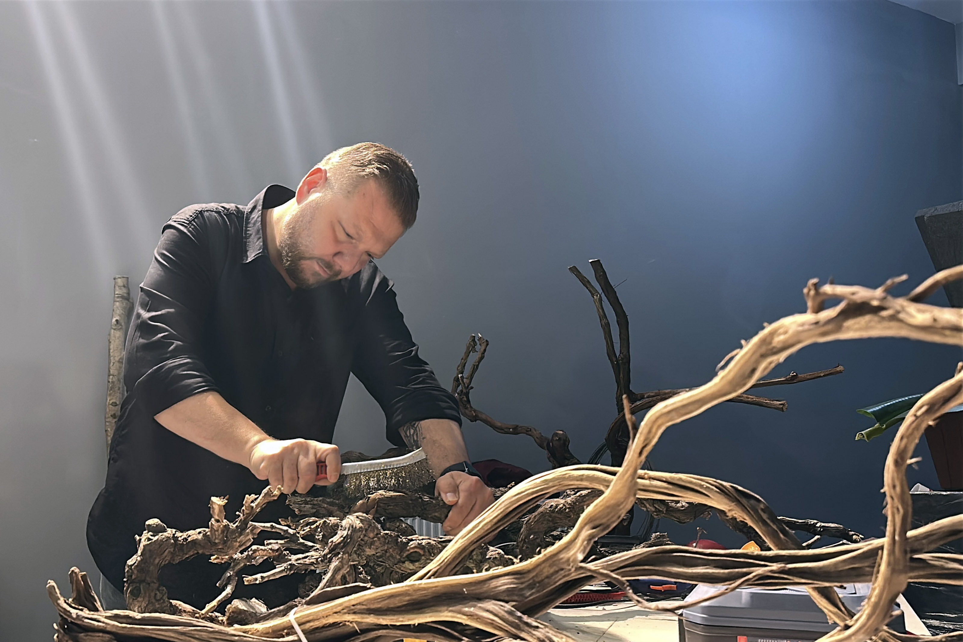Kurumuş ağaç köklerini geri dönüşüme kazandırıp, dekorasyon malzemeleri yapıyor - Görsel 1