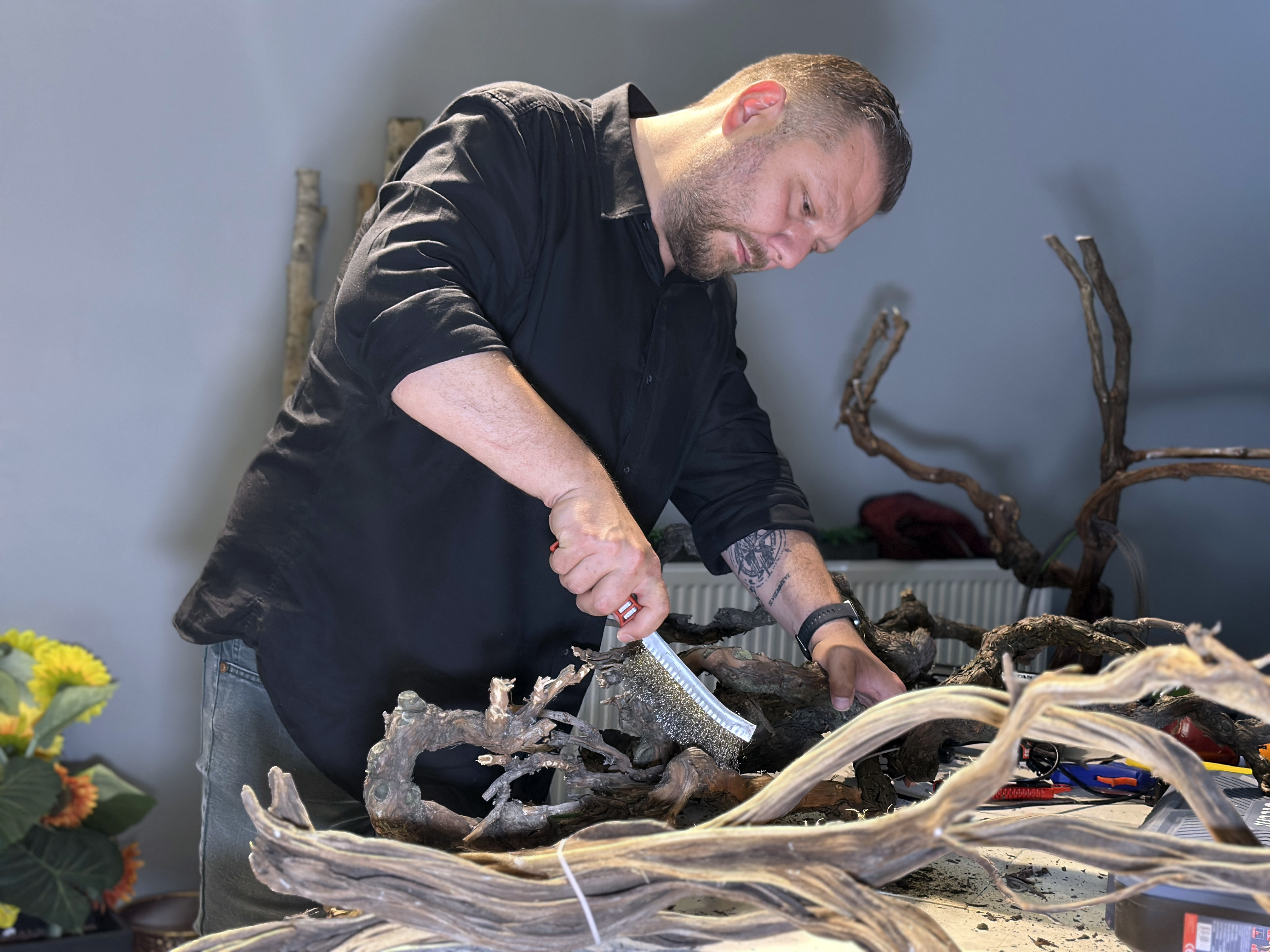 Kurumuş ağaç köklerini geri dönüşüme kazandırıp, dekorasyon malzemeleri yapıyor - Görsel 2