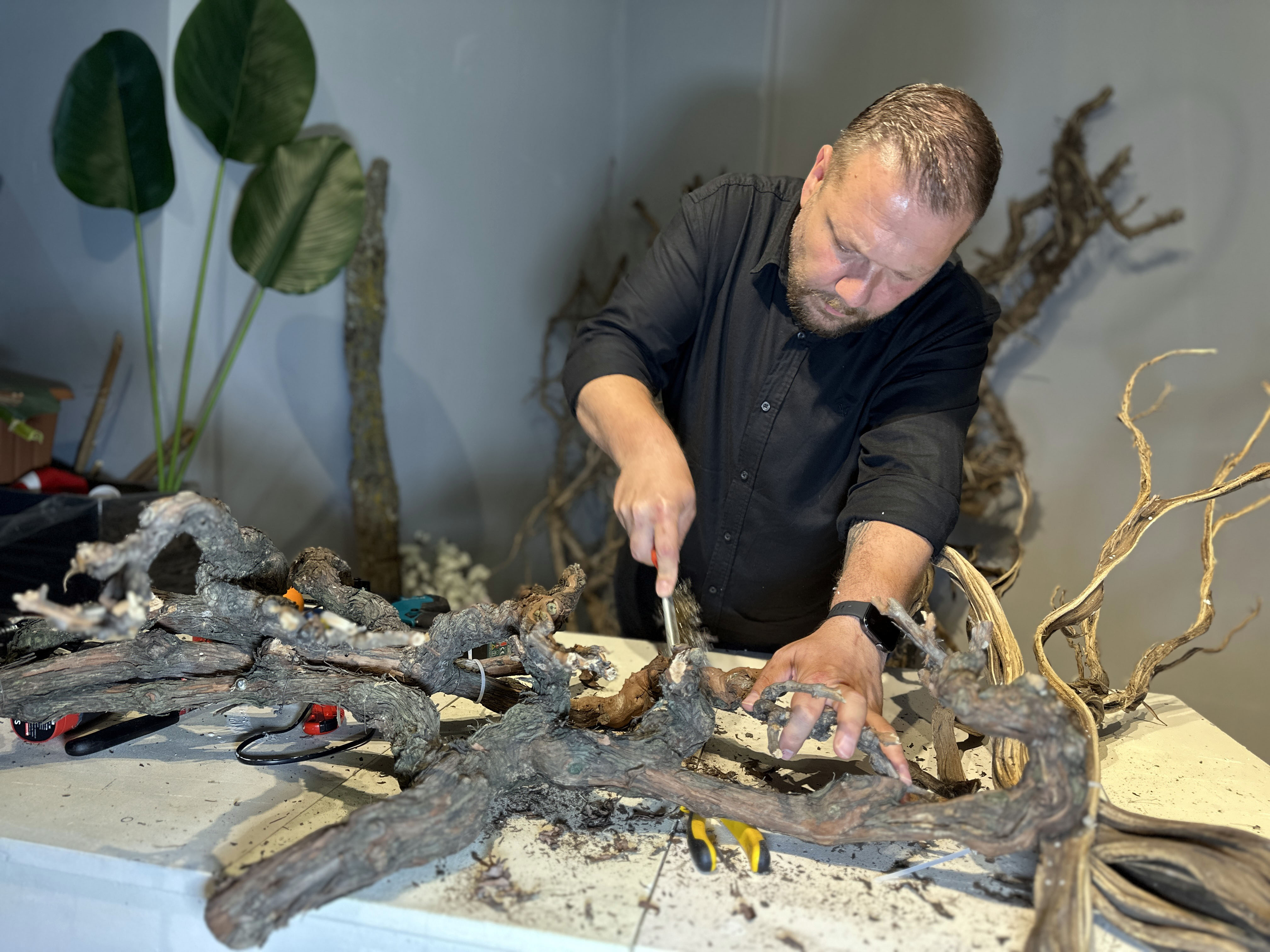 Kurumuş ağaç köklerini geri dönüşüme kazandırıp, dekorasyon malzemeleri yapıyor - Görsel 3