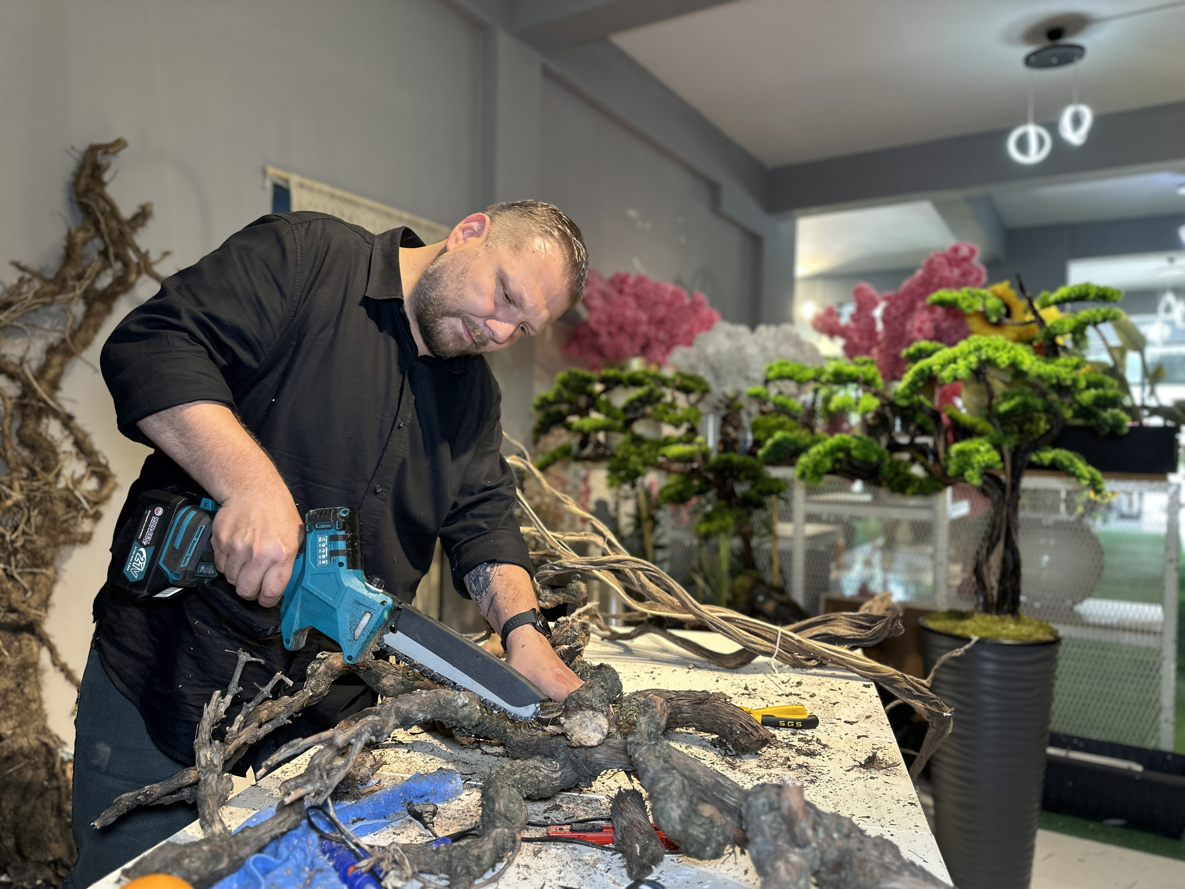 Kurumuş ağaç köklerini geri dönüşüme kazandırıp, dekorasyon malzemeleri yapıyor - Görsel 4