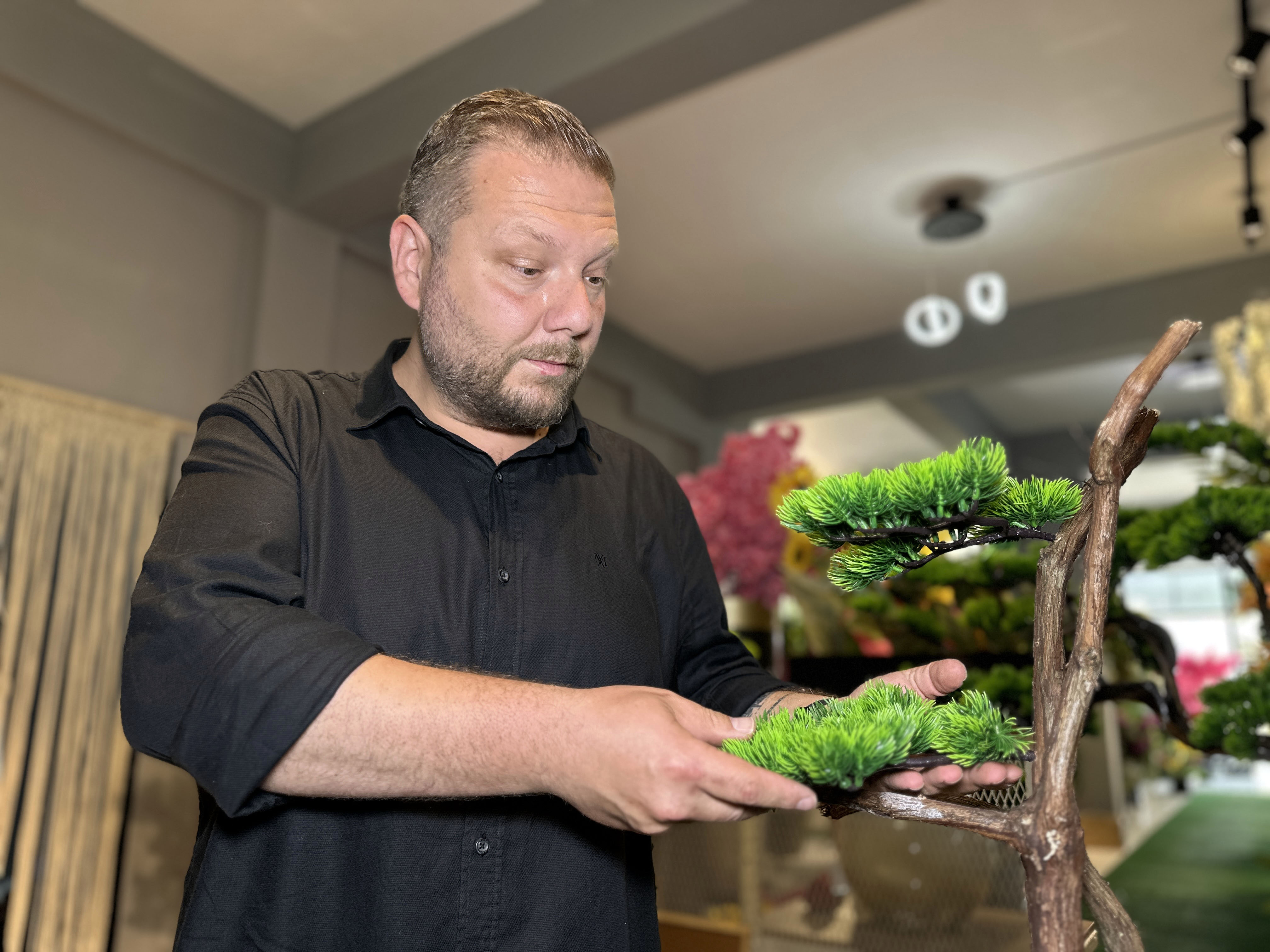 Kurumuş ağaç köklerini geri dönüşüme kazandırıp, dekorasyon malzemeleri yapıyor - Görsel 5