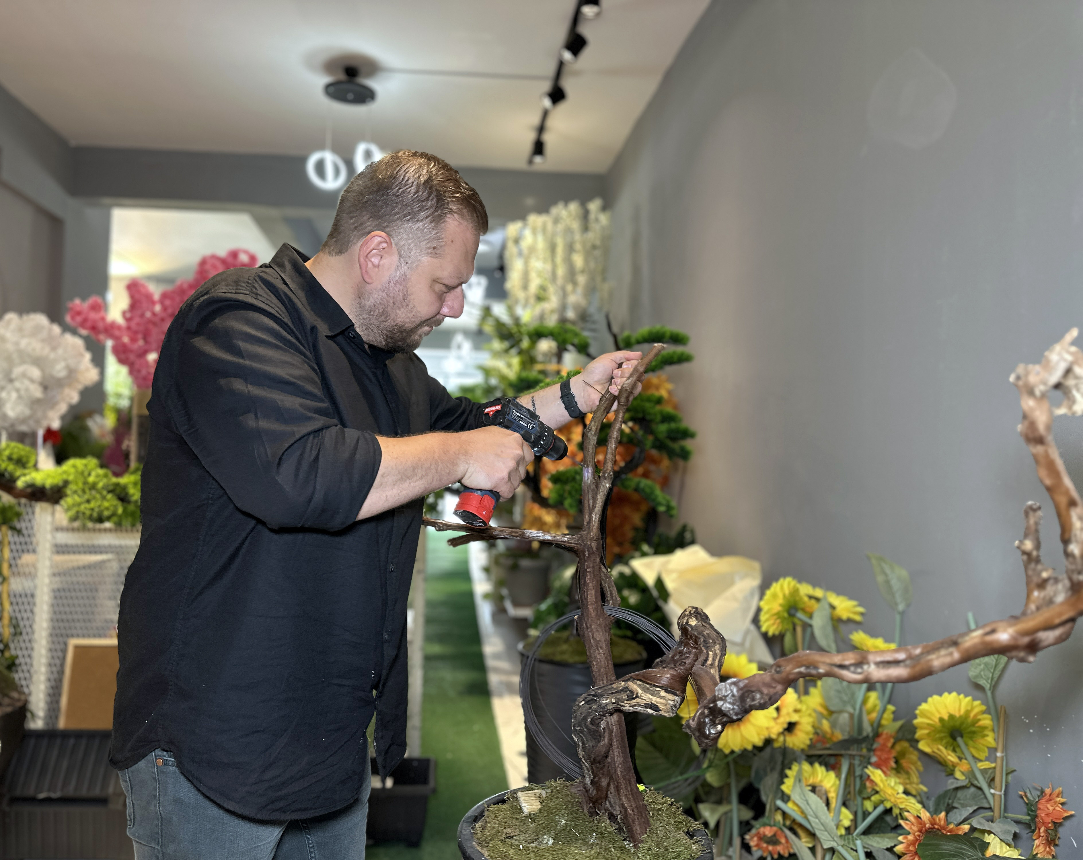 Kurumuş ağaç köklerini geri dönüşüme kazandırıp, dekorasyon malzemeleri yapıyor - Görsel 6