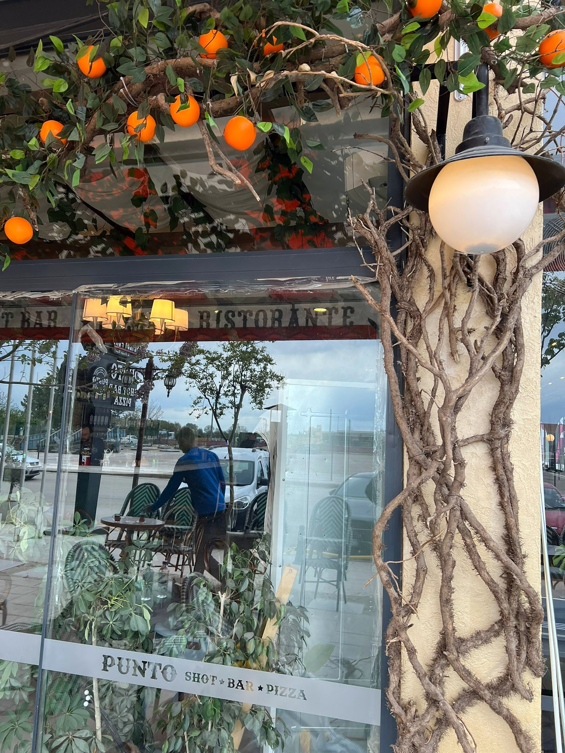 Kurumuş ağaç köklerini geri dönüşüme kazandırıp, dekorasyon malzemeleri yapıyor - Görsel 12