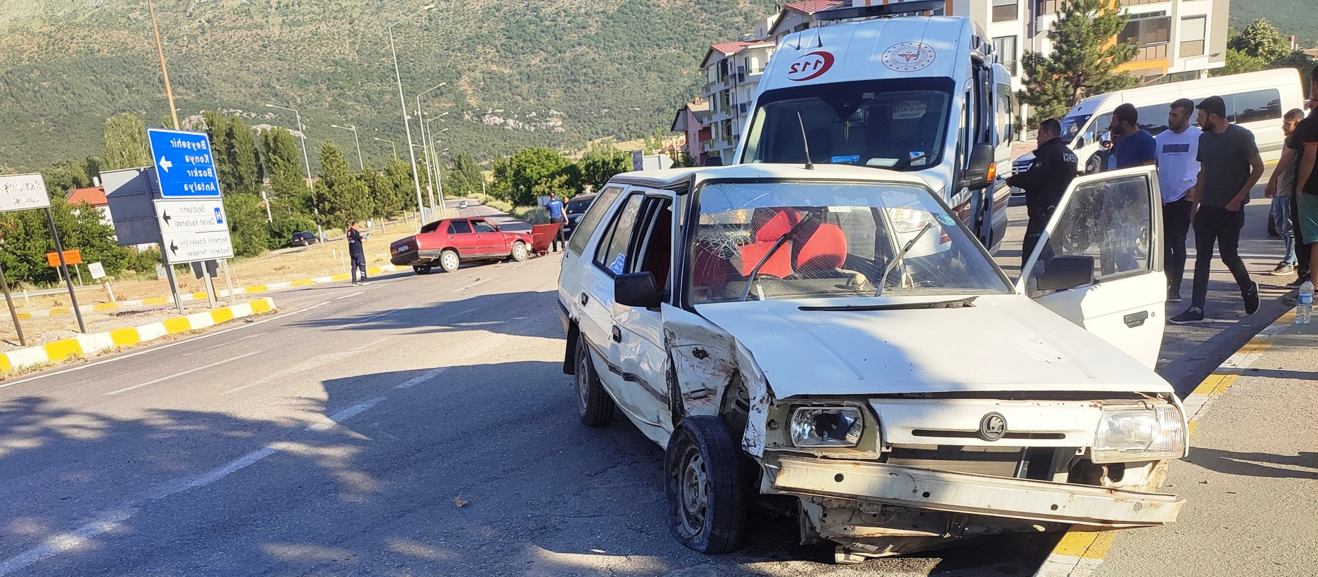 Seydişehir Taraşçı Kavşağı'nda İki Araç Çarpıştı: 2 Yaralı - Görsel 1