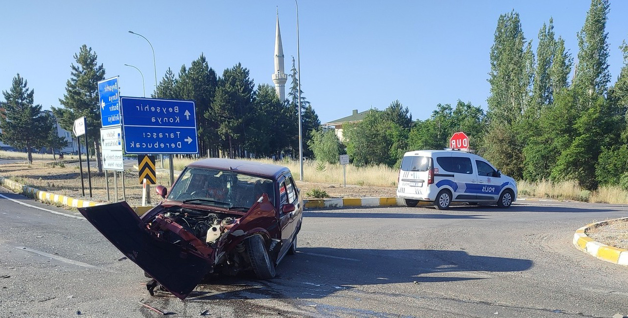 Seydişehir Taraşçı Kavşağı'nda İki Araç Çarpıştı: 2 Yaralı - Görsel 2
