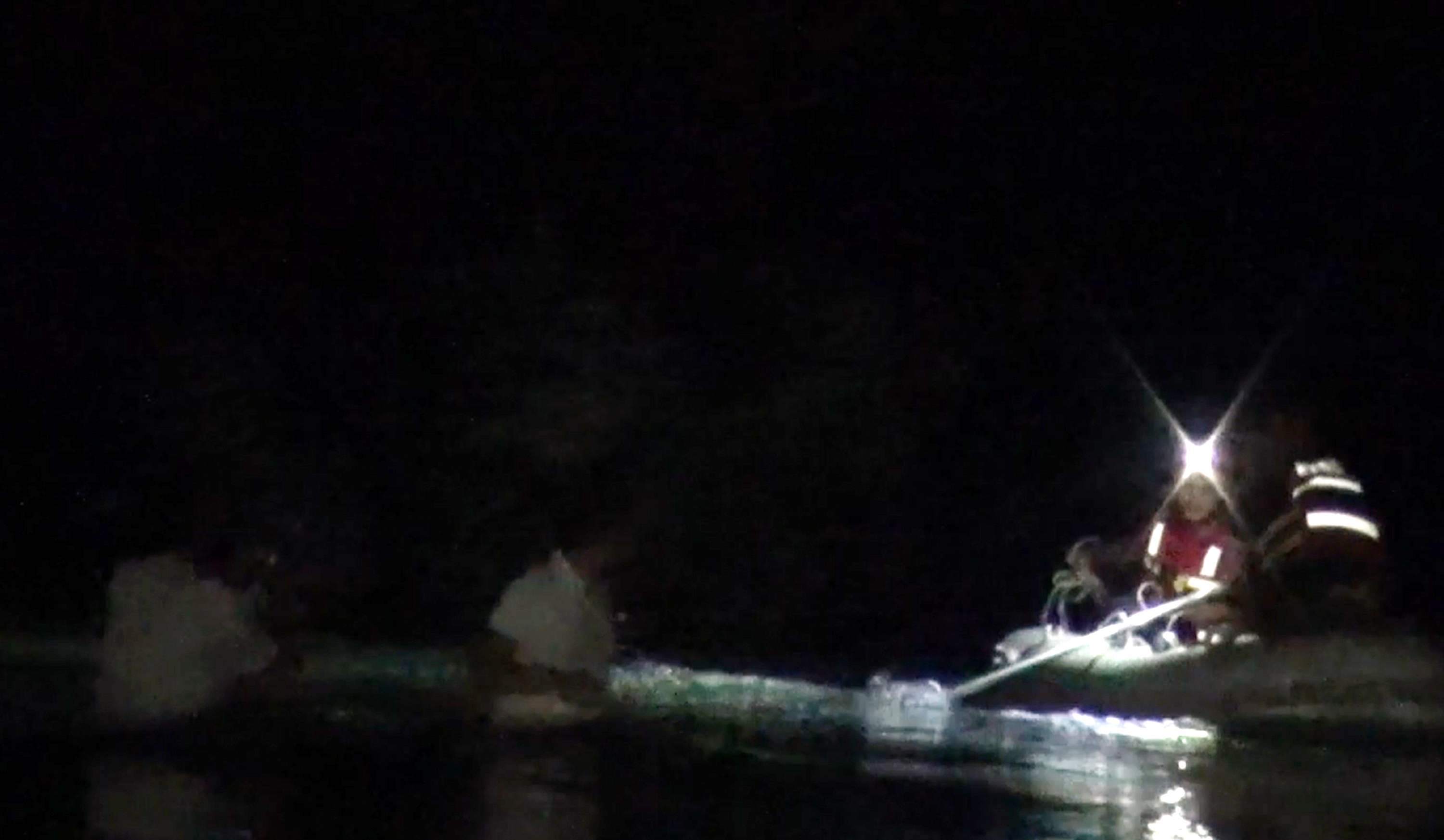 Manavgat'ta Piknikçiler, şelale suyu yükselince adacıkta mahsur kaldı - Görsel 1