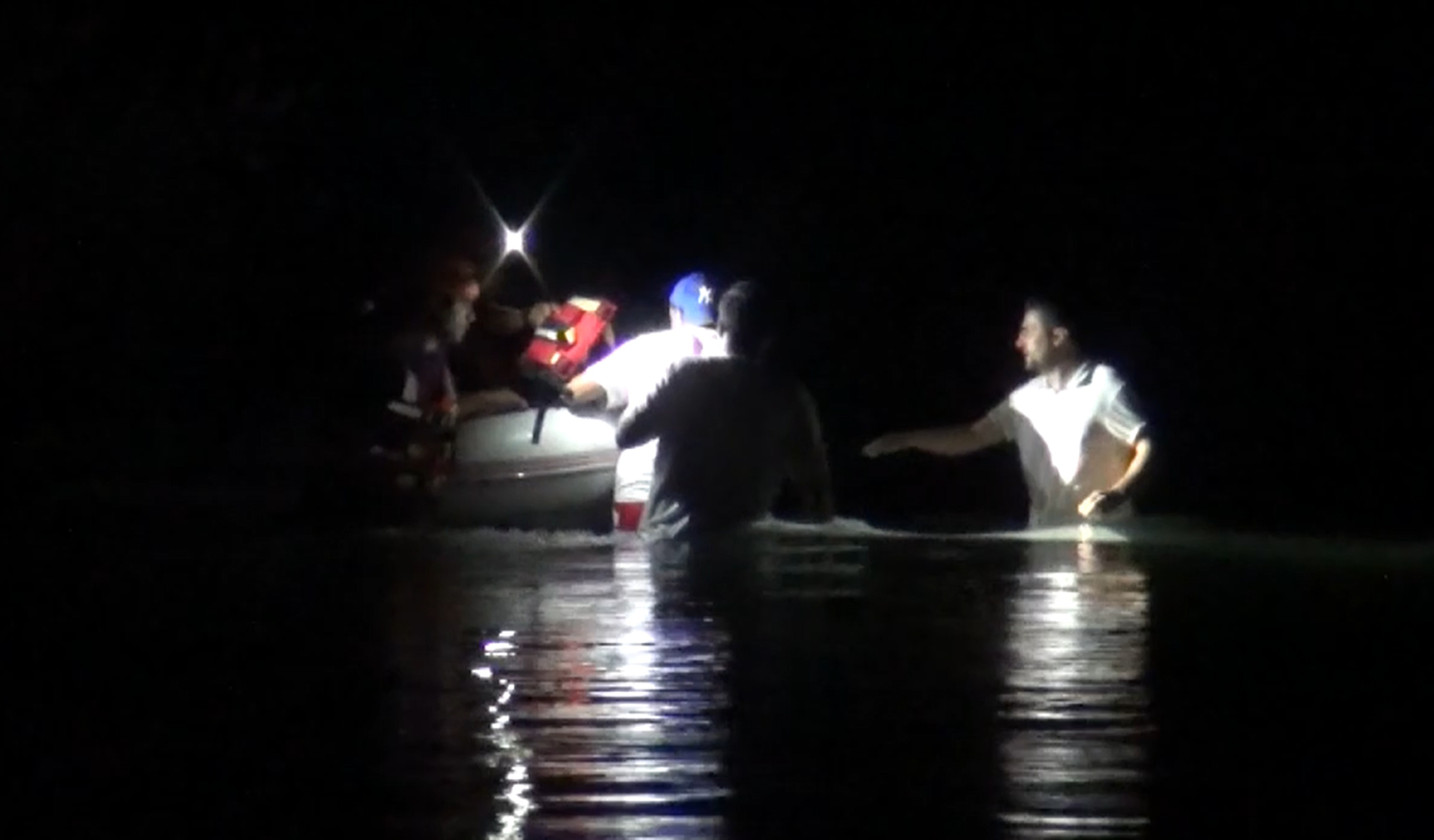 Manavgat'ta Piknikçiler, şelale suyu yükselince adacıkta mahsur kaldı - Görsel 2