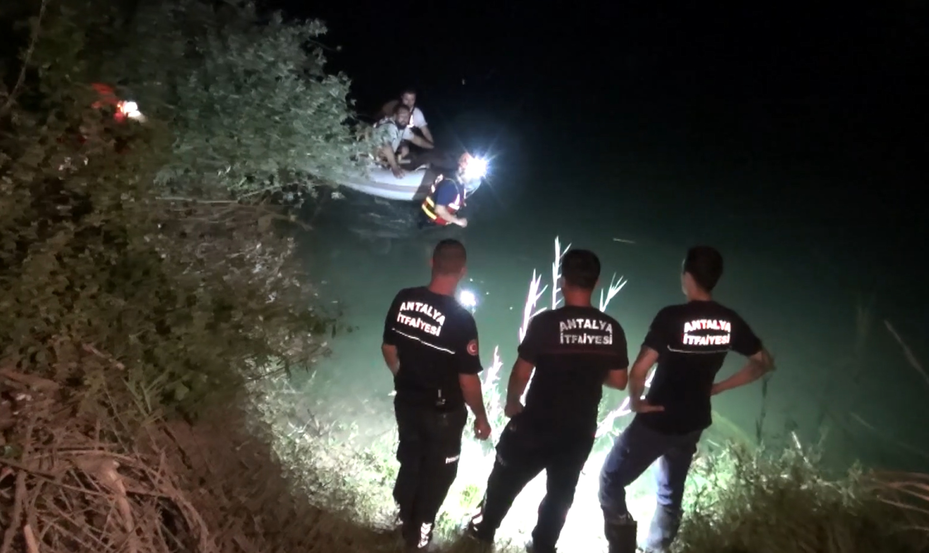 Manavgat'ta Piknikçiler, şelale suyu yükselince adacıkta mahsur kaldı - Görsel 3