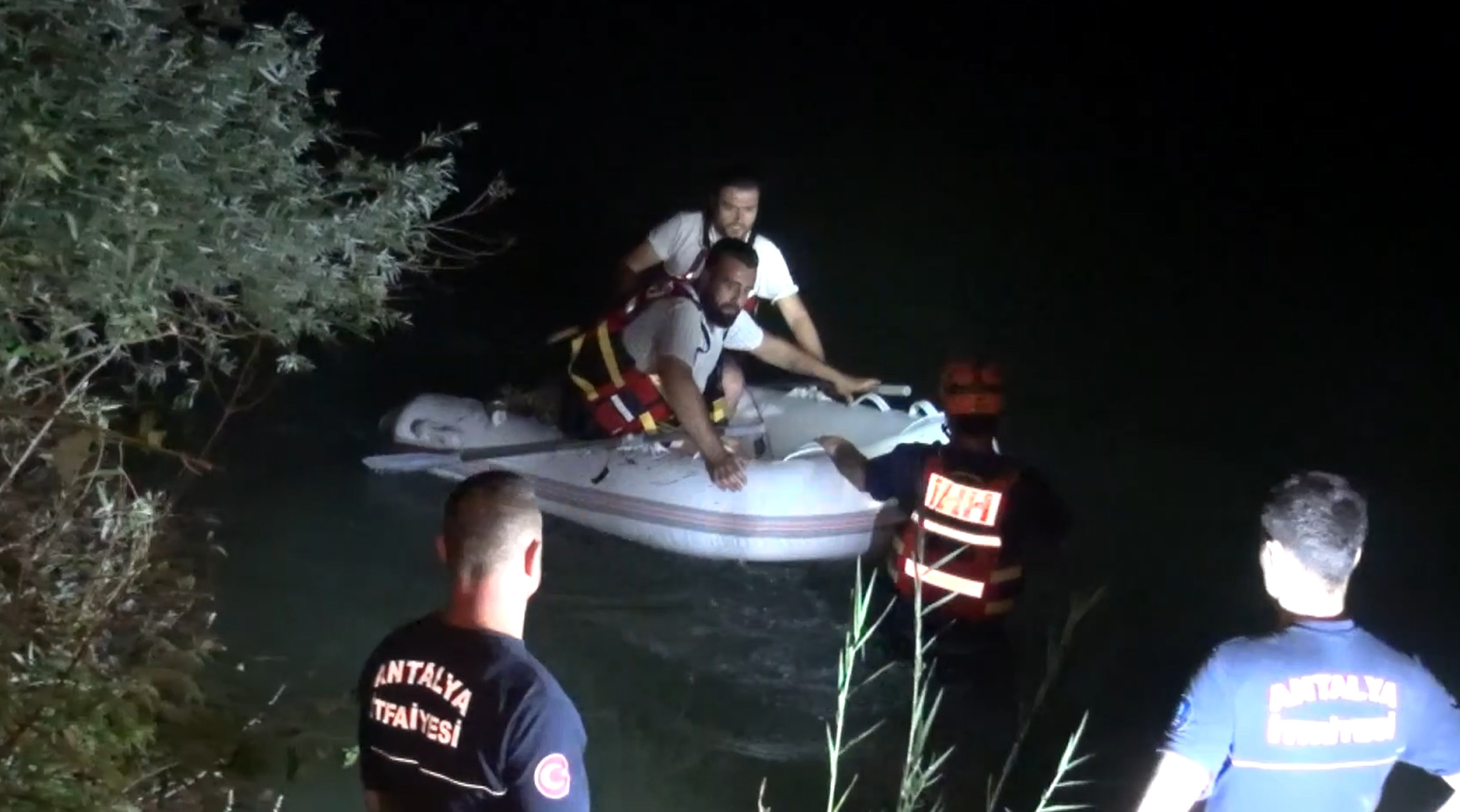 Manavgat'ta Piknikçiler, şelale suyu yükselince adacıkta mahsur kaldı - Görsel 4