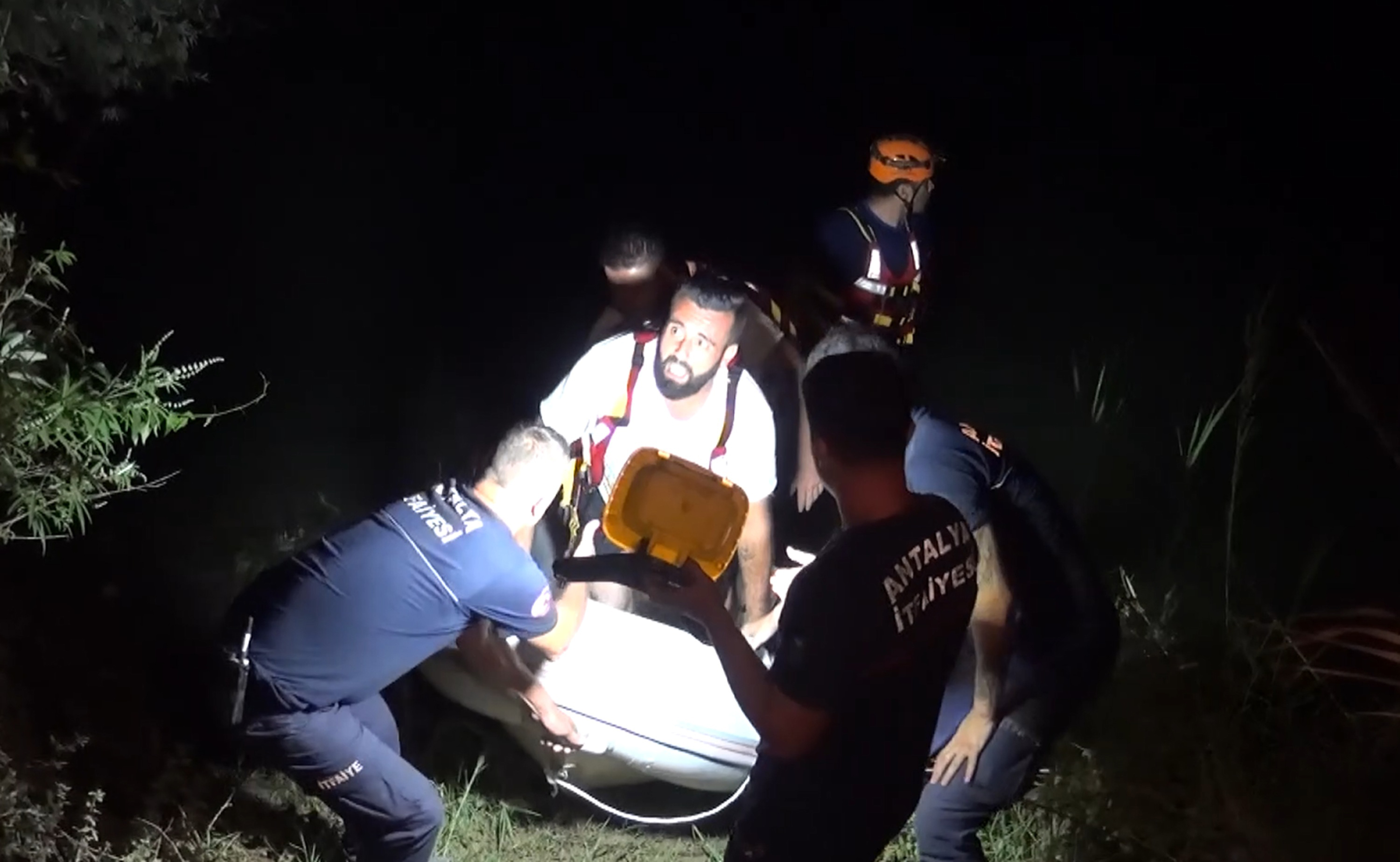 Manavgat'ta Piknikçiler, şelale suyu yükselince adacıkta mahsur kaldı - Görsel 5