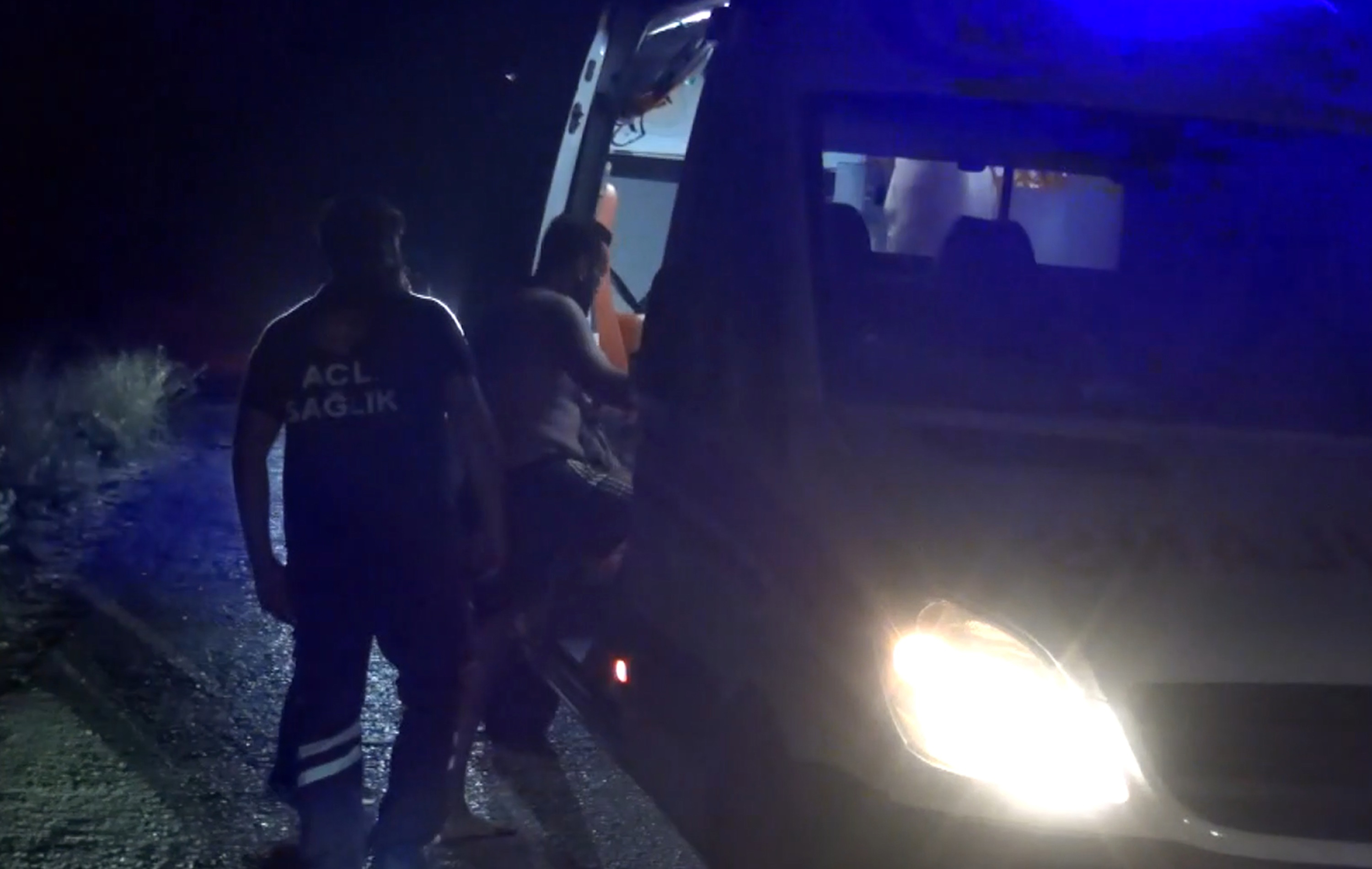 Manavgat'ta Piknikçiler, şelale suyu yükselince adacıkta mahsur kaldı - Görsel 8