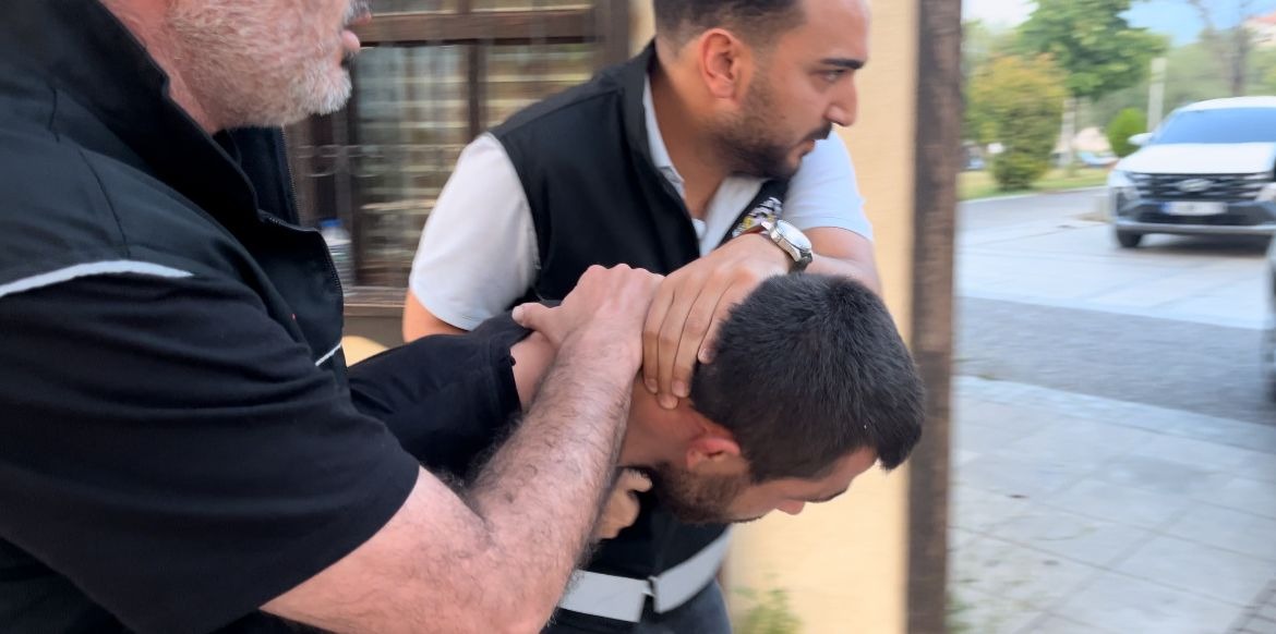 Bursa'da Boğazına bıçak dayadığı kadının 310 lirasını alan gaspçı, sahte sanıp bilezikleri istememiş - Görsel 11