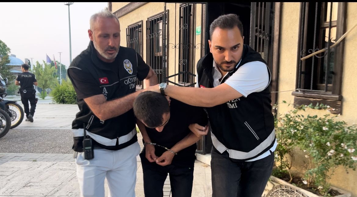 Bursa'da Boğazına bıçak dayadığı kadının 310 lirasını alan gaspçı, sahte sanıp bilezikleri istememiş - Görsel 12