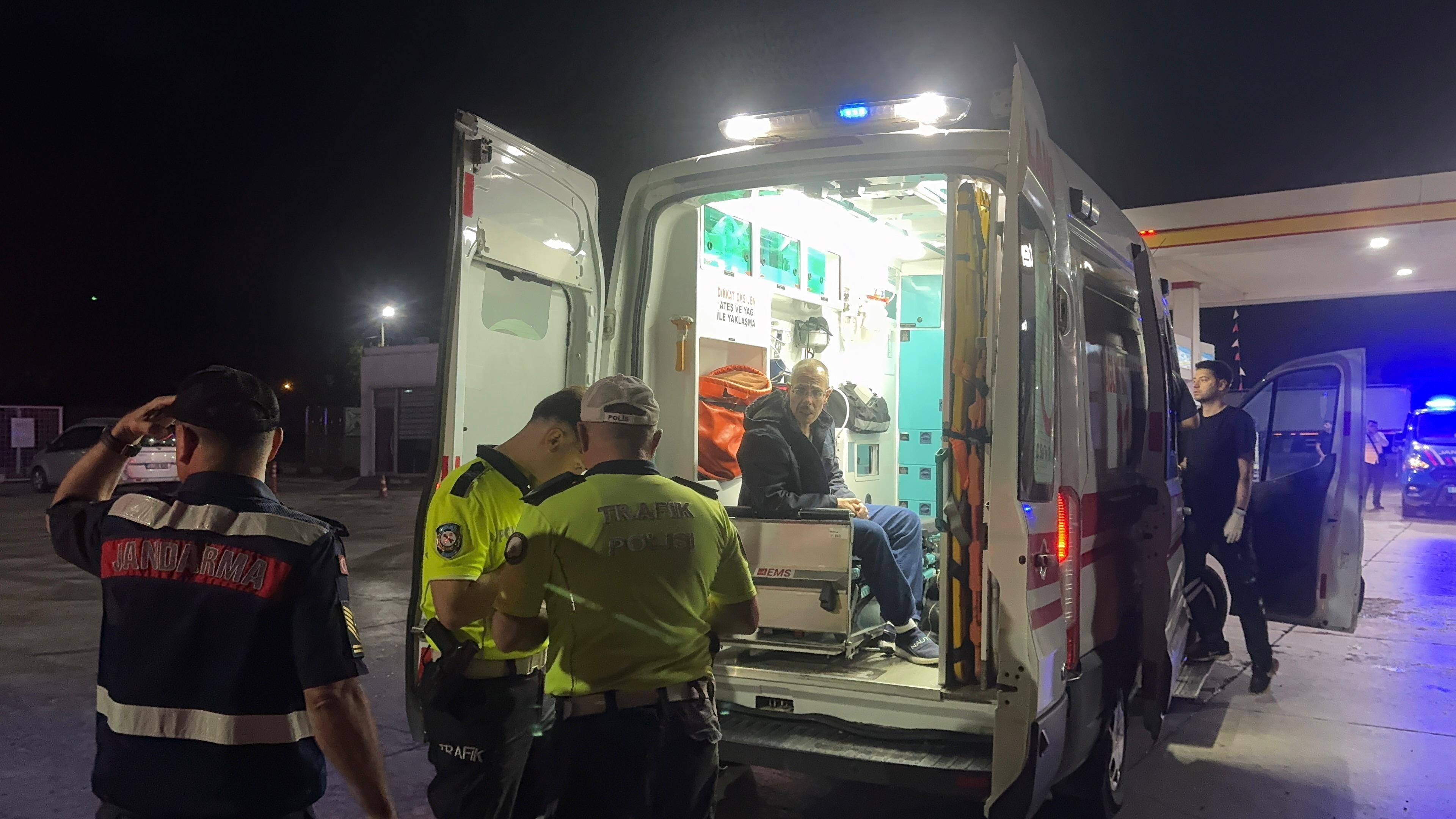  Konya  Plakalı yolcu otobüsü Sakarya'da  TIR'a arkadan çarptı: 2'si ağır, 13 yaralı - Görsel 1