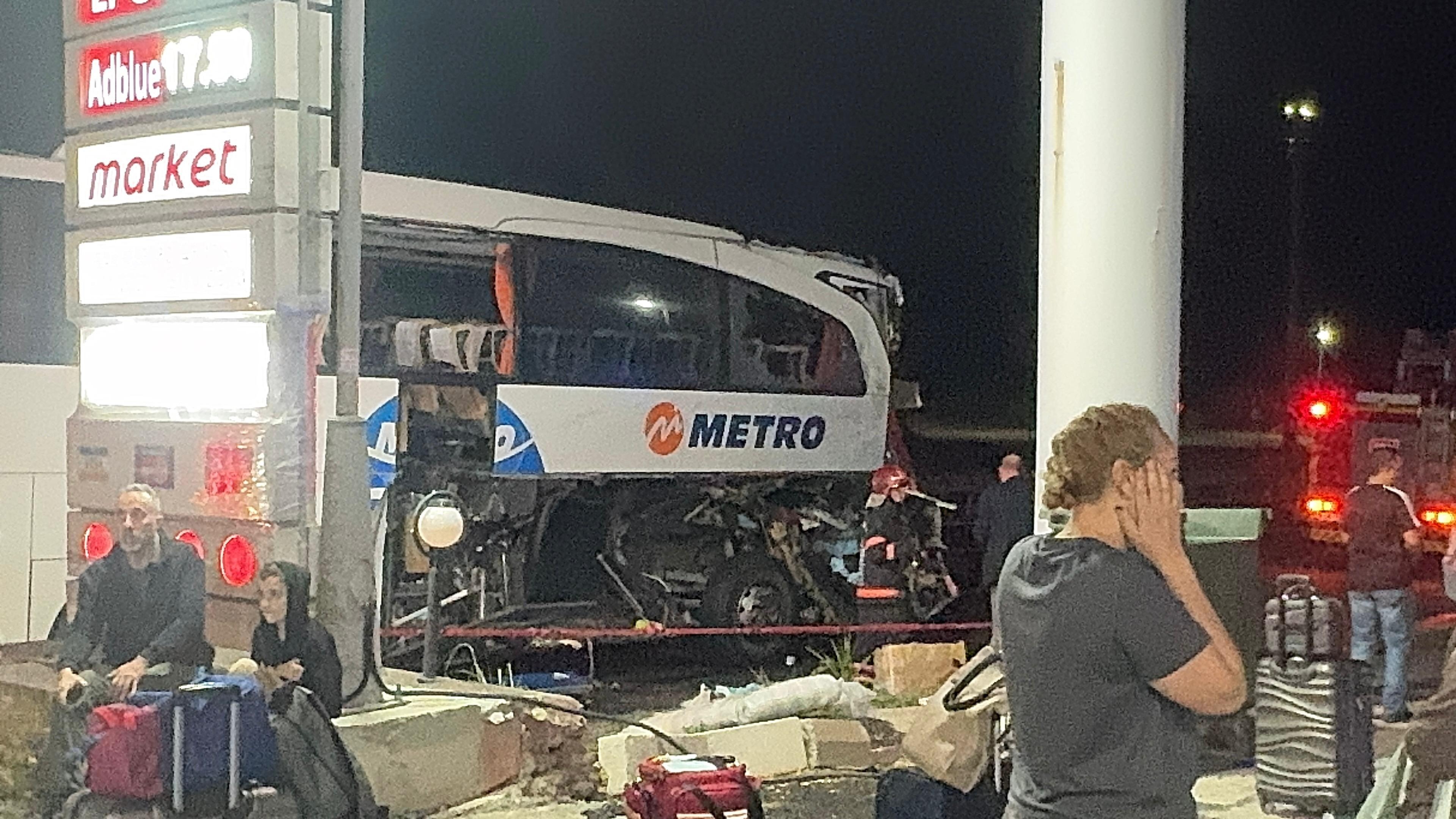  Konya  Plakalı yolcu otobüsü Sakarya'da  TIR'a arkadan çarptı: 2'si ağır, 13 yaralı - Görsel 3