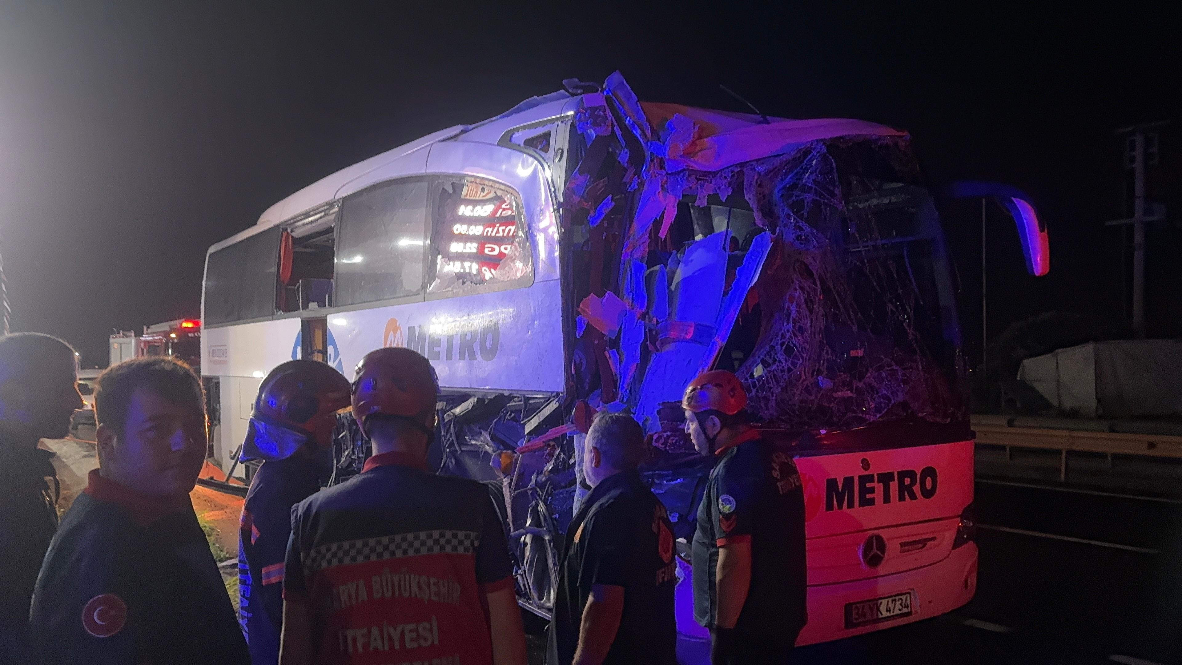  Konya  Plakalı yolcu otobüsü Sakarya'da  TIR'a arkadan çarptı: 2'si ağır, 13 yaralı - Görsel 6