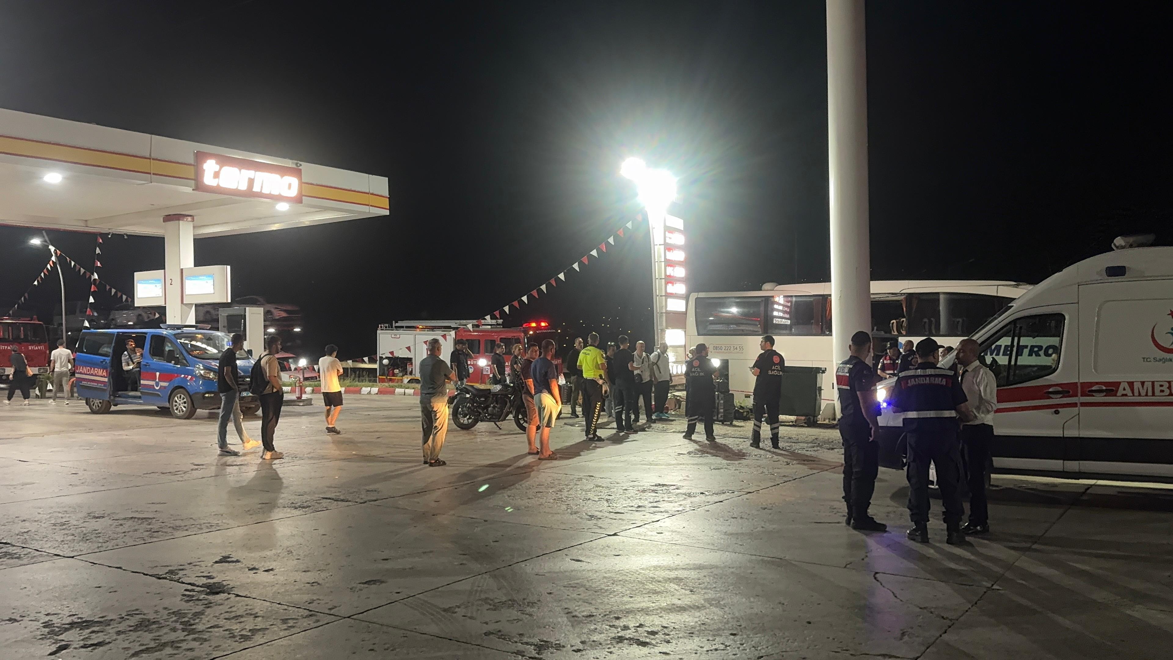  Konya  Plakalı yolcu otobüsü Sakarya'da  TIR'a arkadan çarptı: 2'si ağır, 13 yaralı - Görsel 7